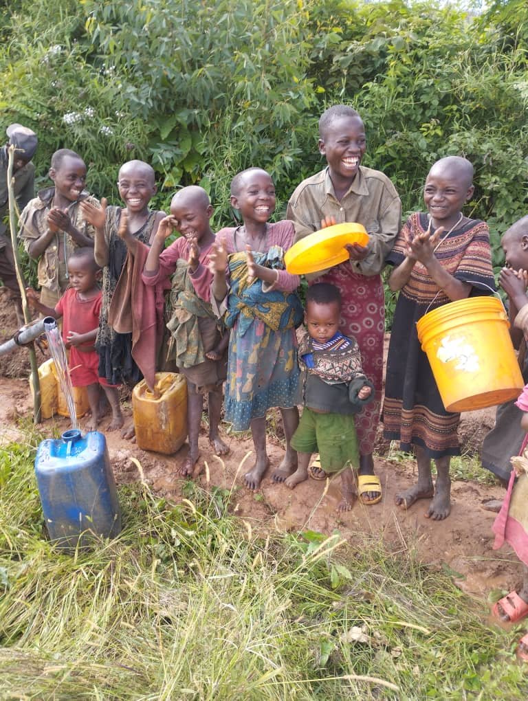 The clidren are fetching clean water on the pipline.jpg