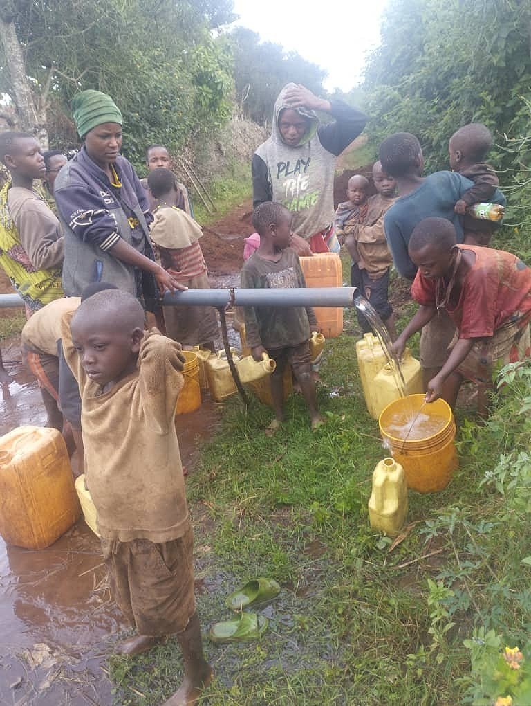 They+are+fetching+clean+water+on+pipeline.jpg