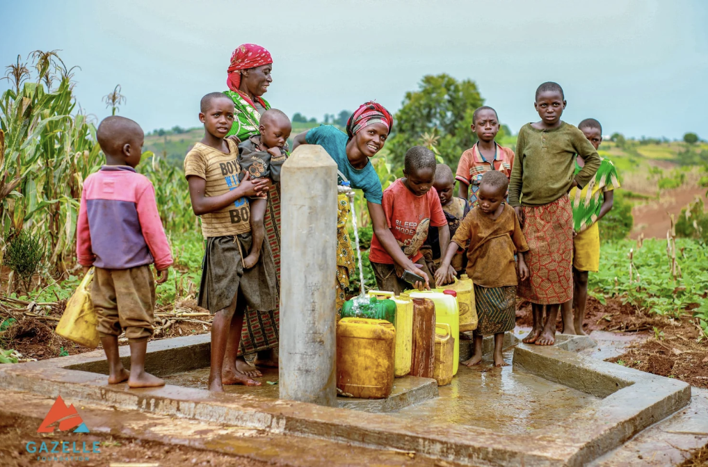 children at tap stand build by Gazelle Foundation