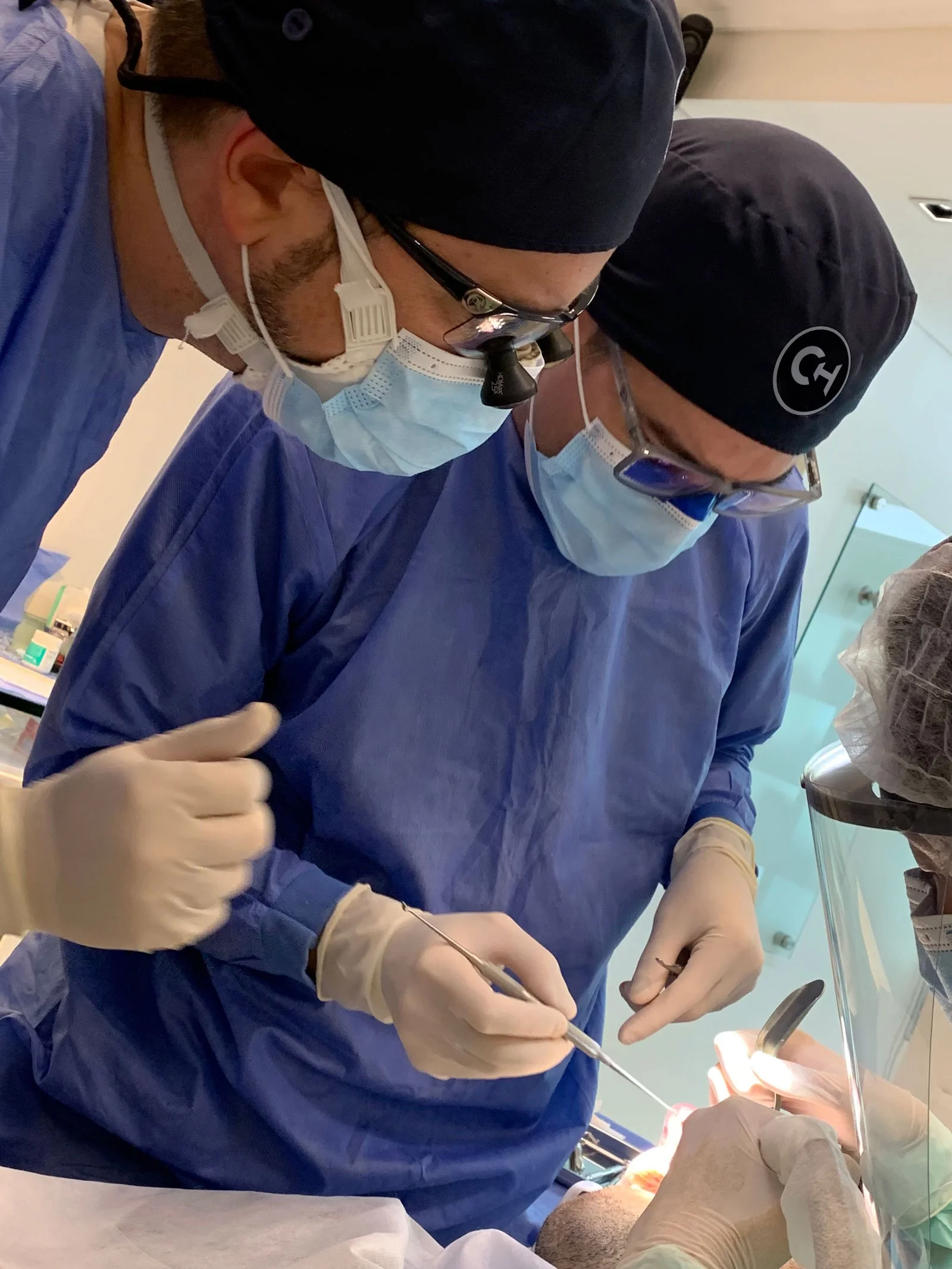 Profesionales del Centro odontológico Prof. Dr. Alexis Chudnovsky en cirugía odontológica. Implantes. Maxilofacial.