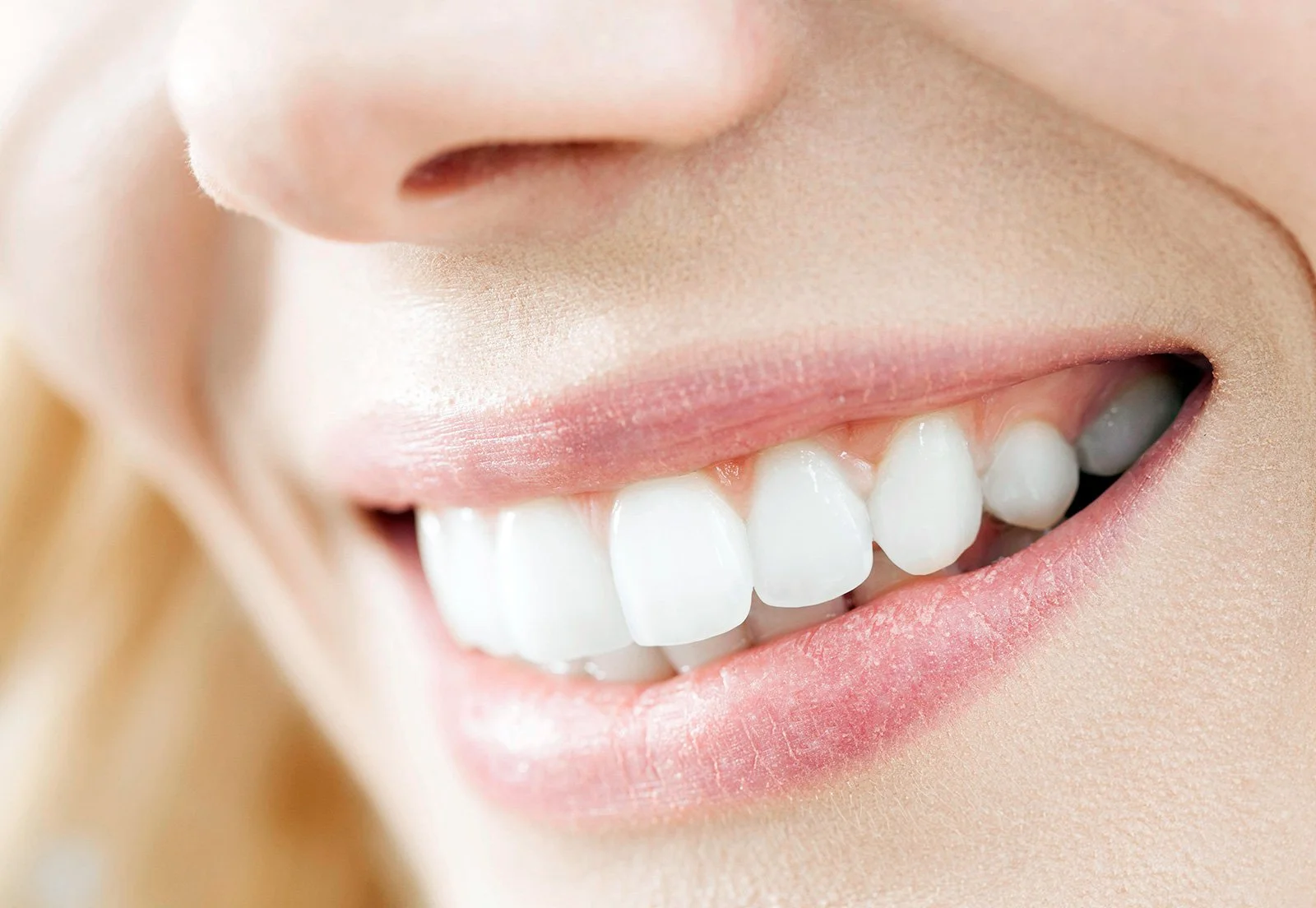 sonrisa con dientes blancos y encías saludables. periodoncia