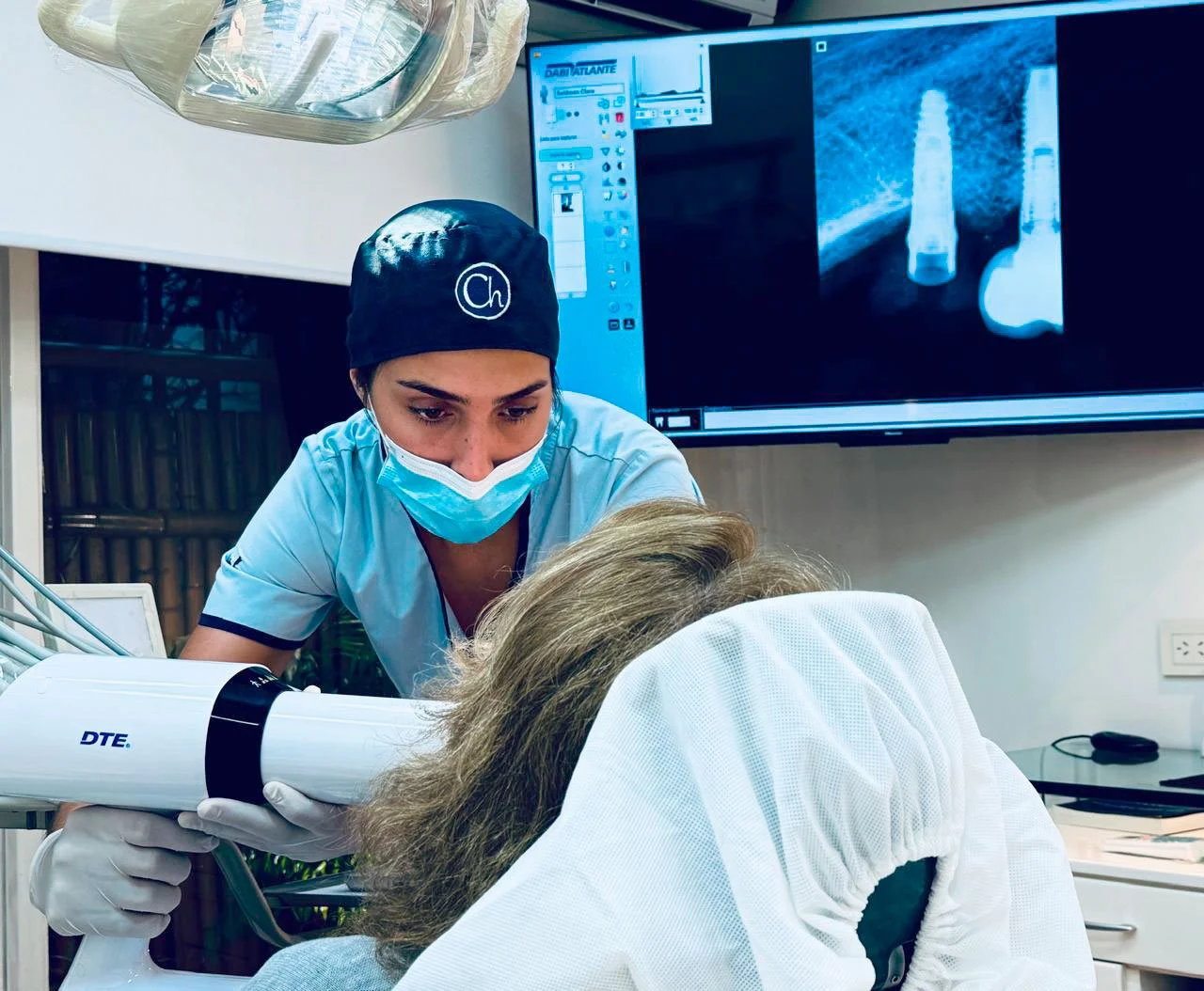 Profesionales del Centro odontológico Prof. Dr. Alexis Chudnovsky realizando RX durante el proceso de atención, con la última tecnología y mínima radiación.