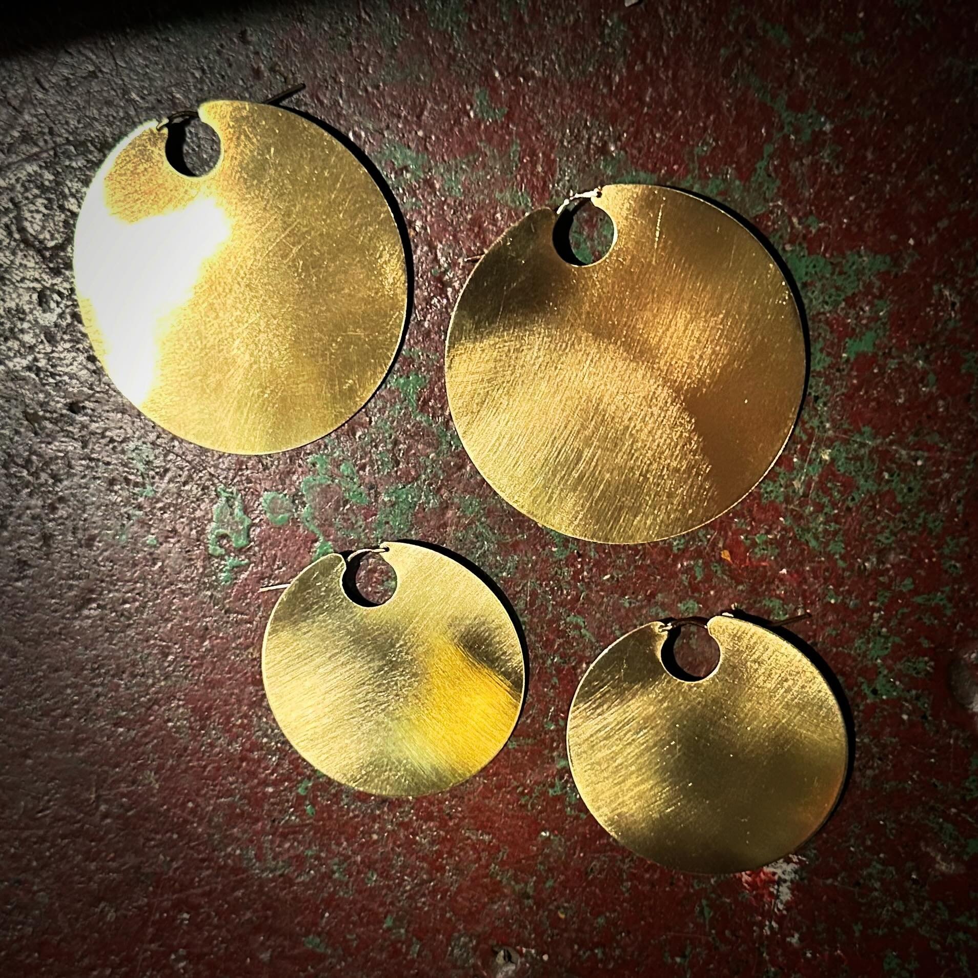 ✨Loving these Full Moon earrings! In brass and copper✨🤩✨🤩🤩✨🤩✨🤩✨
&bull;
&bull;
&bull;
✨DM or come by The Vajra 12-6 to purchase✨✨✨✨✨✨✨✨✨
&bull;
&bull;
&bull;
#thevajra #vajra #thevajraseattle #brassearrings #hoopearrings #statementjewelry #jewelr