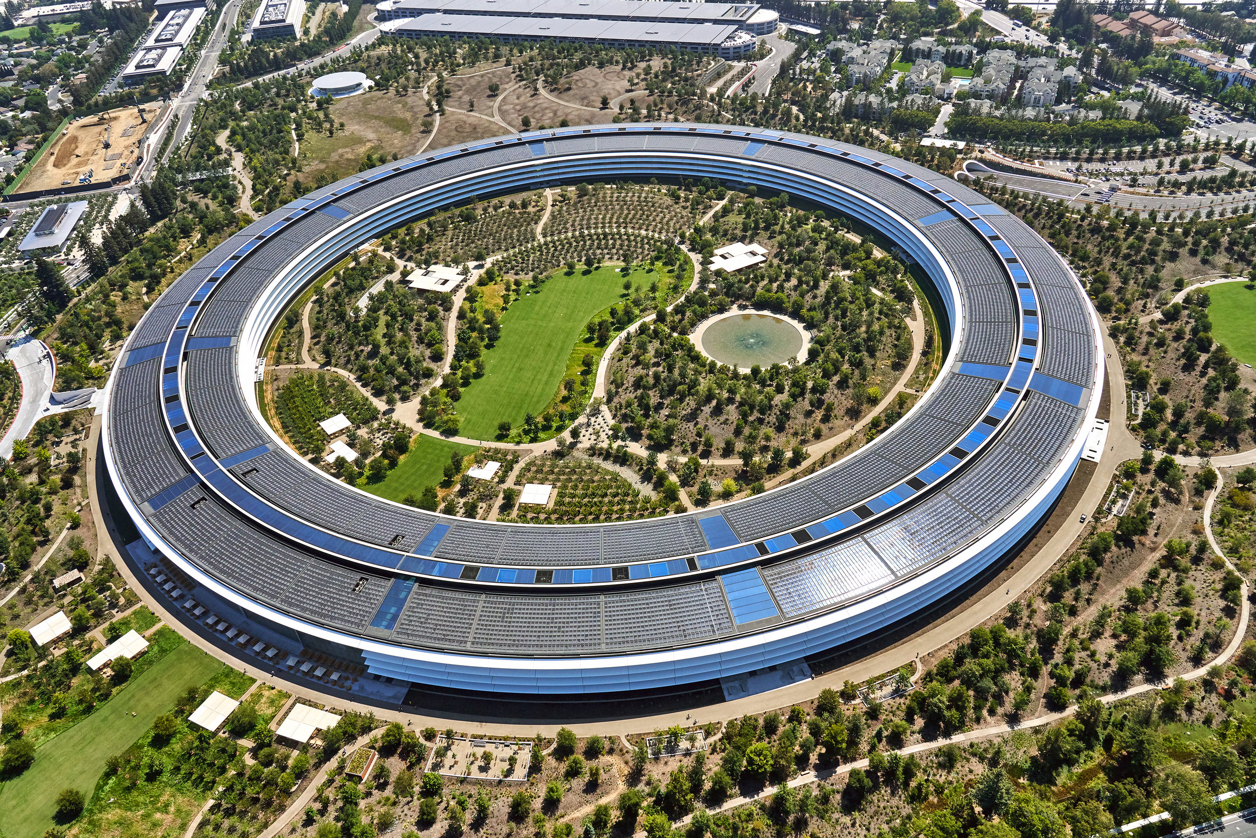 Кольцевое здание. Apple Park в Купертино. Кампус Apple в Купертино. Здание Apple в Купертино.