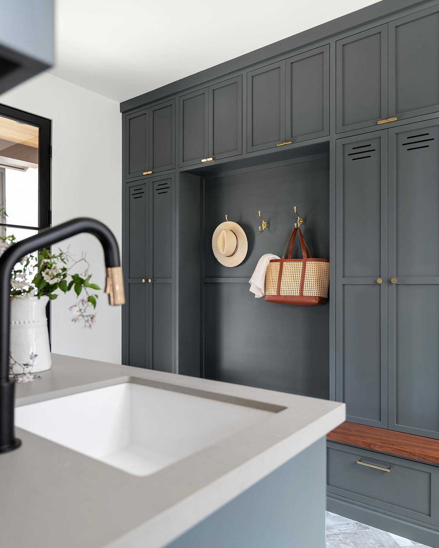 In case you were wondering what was on the other side of this beautiful mudroom locker&hellip;

&hellip;a beautiful laundry area!

Design @lisafurtadointeriors
📷 @jessicabrydsonphotography