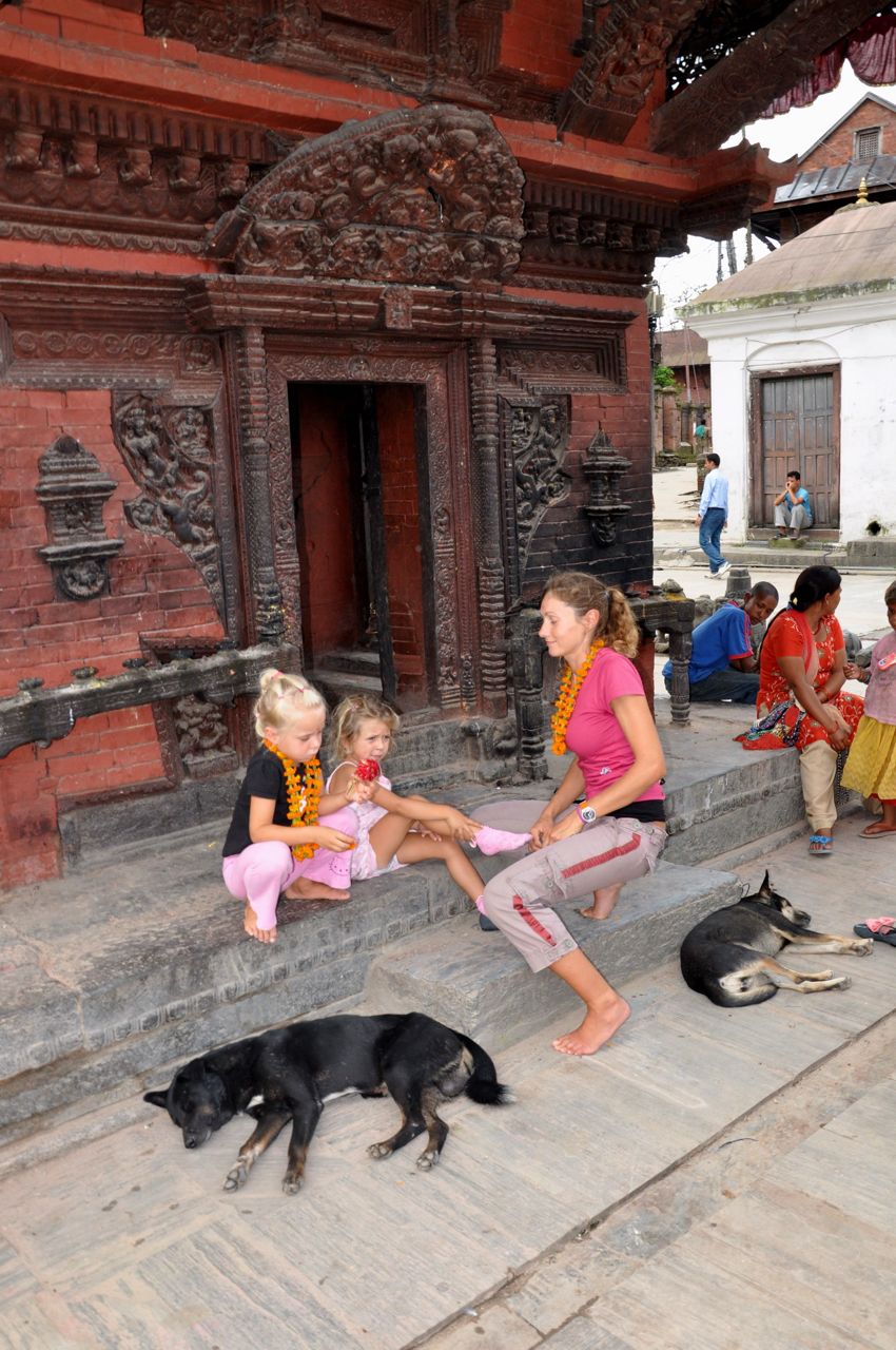 1qq-Nepal-Pashupati-A+girls-Kali-Temple-15sep2010.jpg