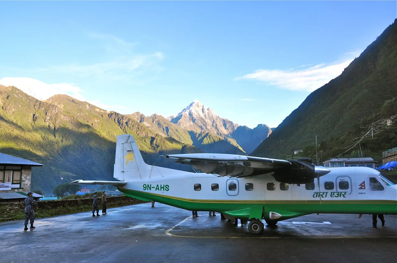 2bb-Nepal-Lukla-landing.jpg