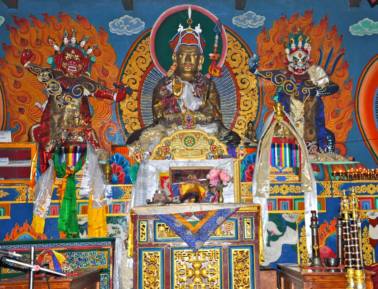 2vabc-Nepal-Lukla-B-Temple-statue.jpg