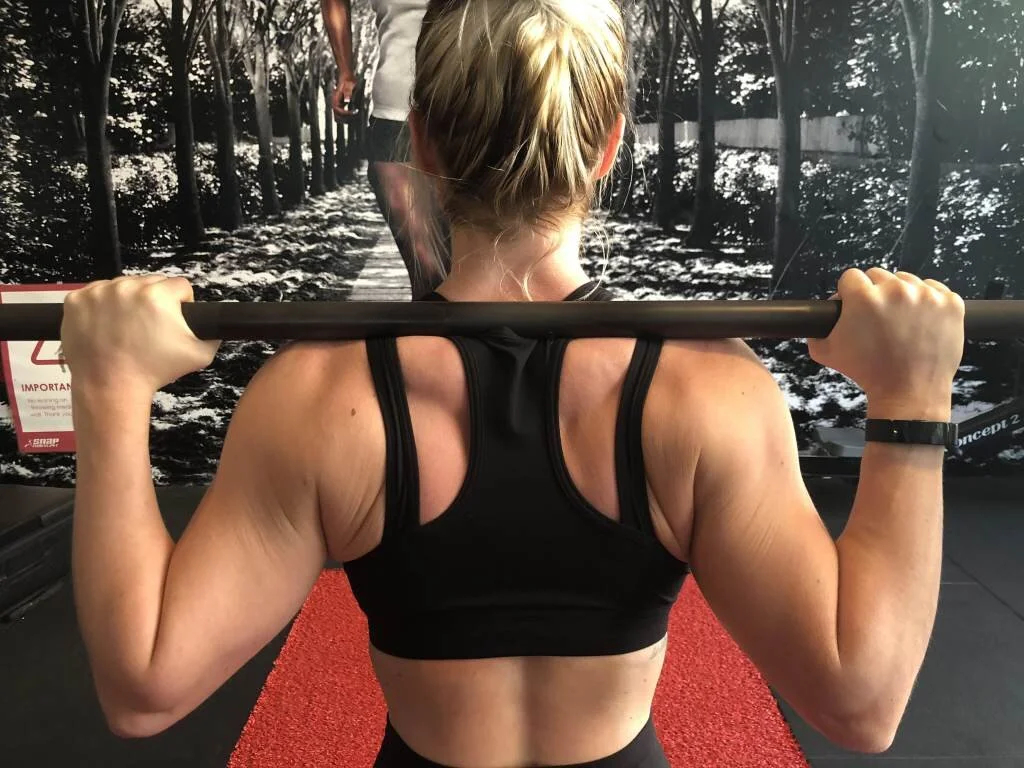 Squat start position: barbell placed on upper back, hands just outside shoulder-width