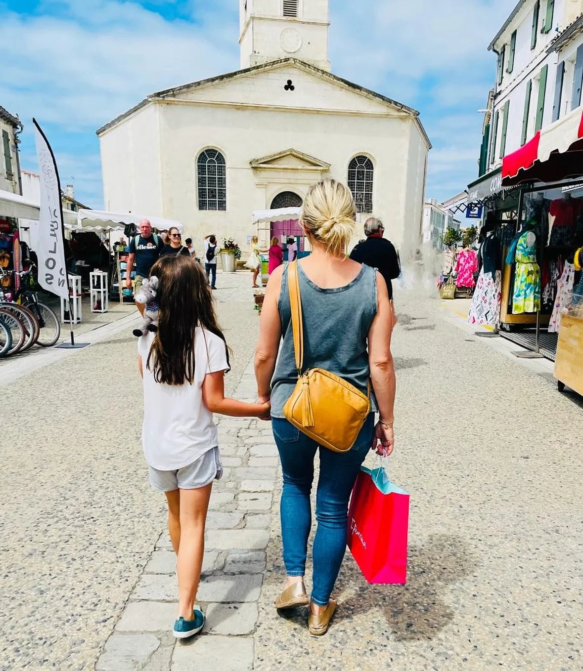 Schianto Leather crossover handbag - a perfect holiday companion - strolling through the markets of Il de Re , France.
Four colours available @themakeitcollective Northcote 😊
#handmade #handmadeinaustralia🇦🇺 #australiandesigner #leatherbag #leath