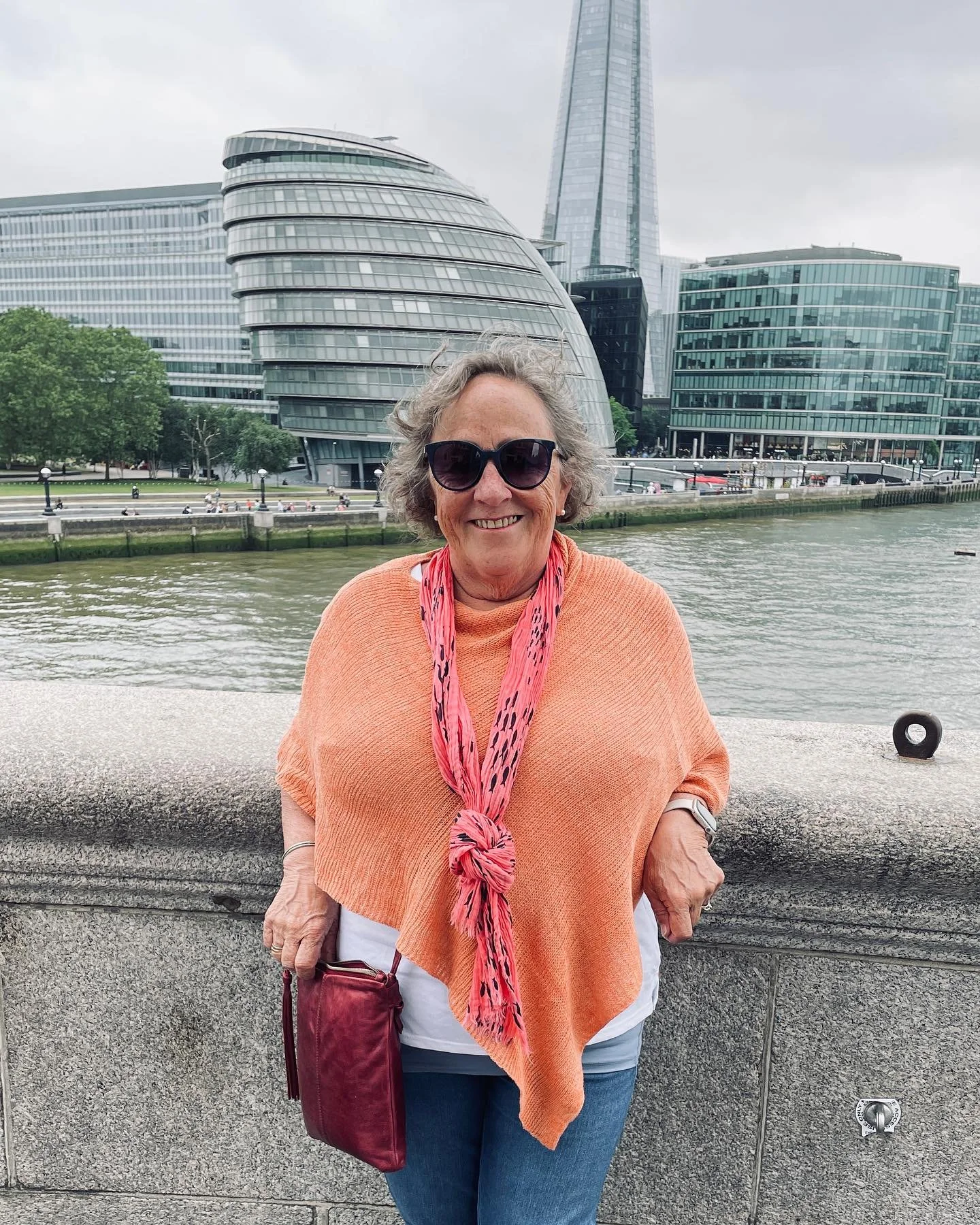 The Passeggiata - the perfect companion when walking along and over the Thames - lightweight, room for all essentials ,easy access - thanks to @sheep_ish for my favourite poncho 😊- Bag available in different colours at @themakeitcollective 😊
#handm