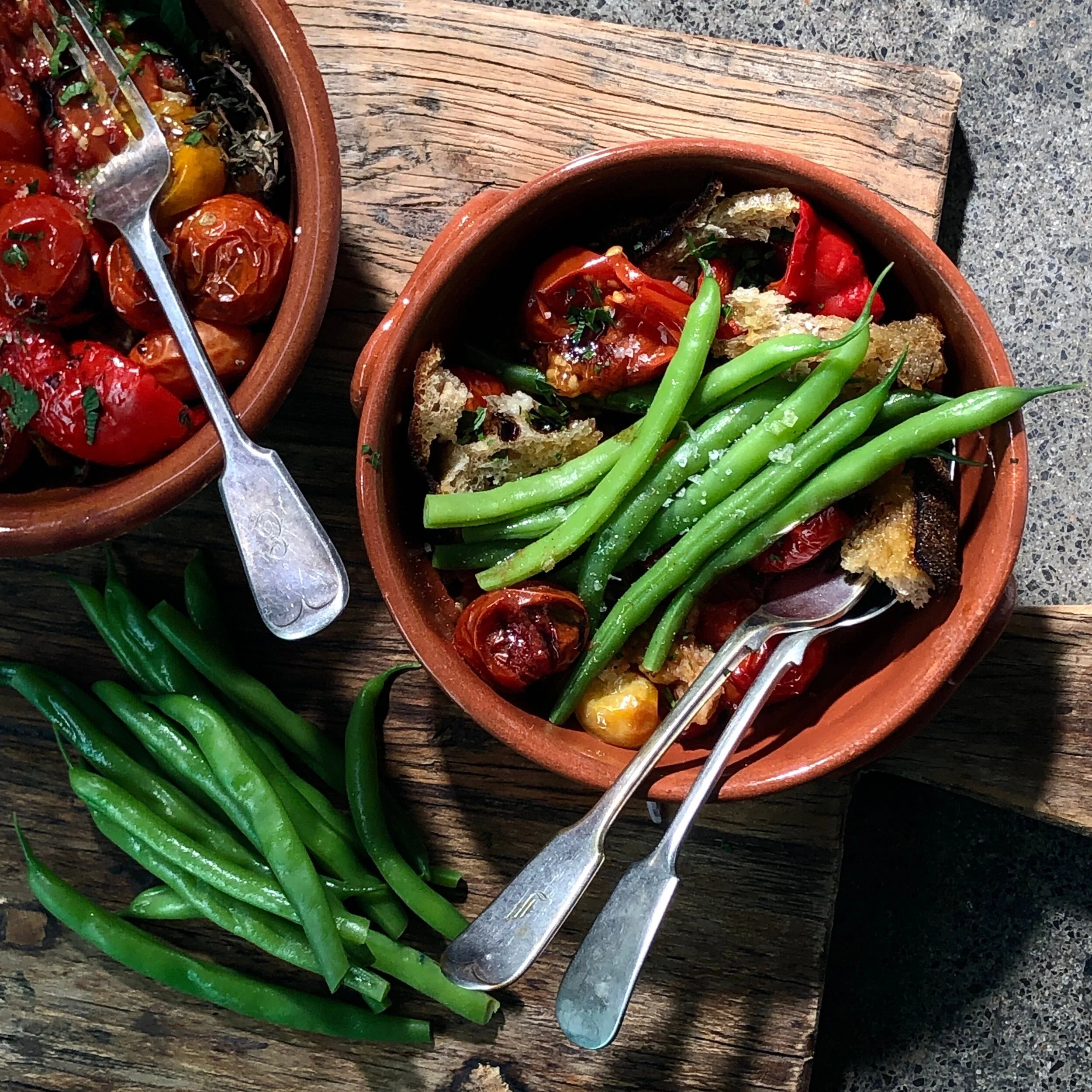 GREEN BEANS WITH ROASTED TOMATOES, CAPSICUM &amp; BREAD