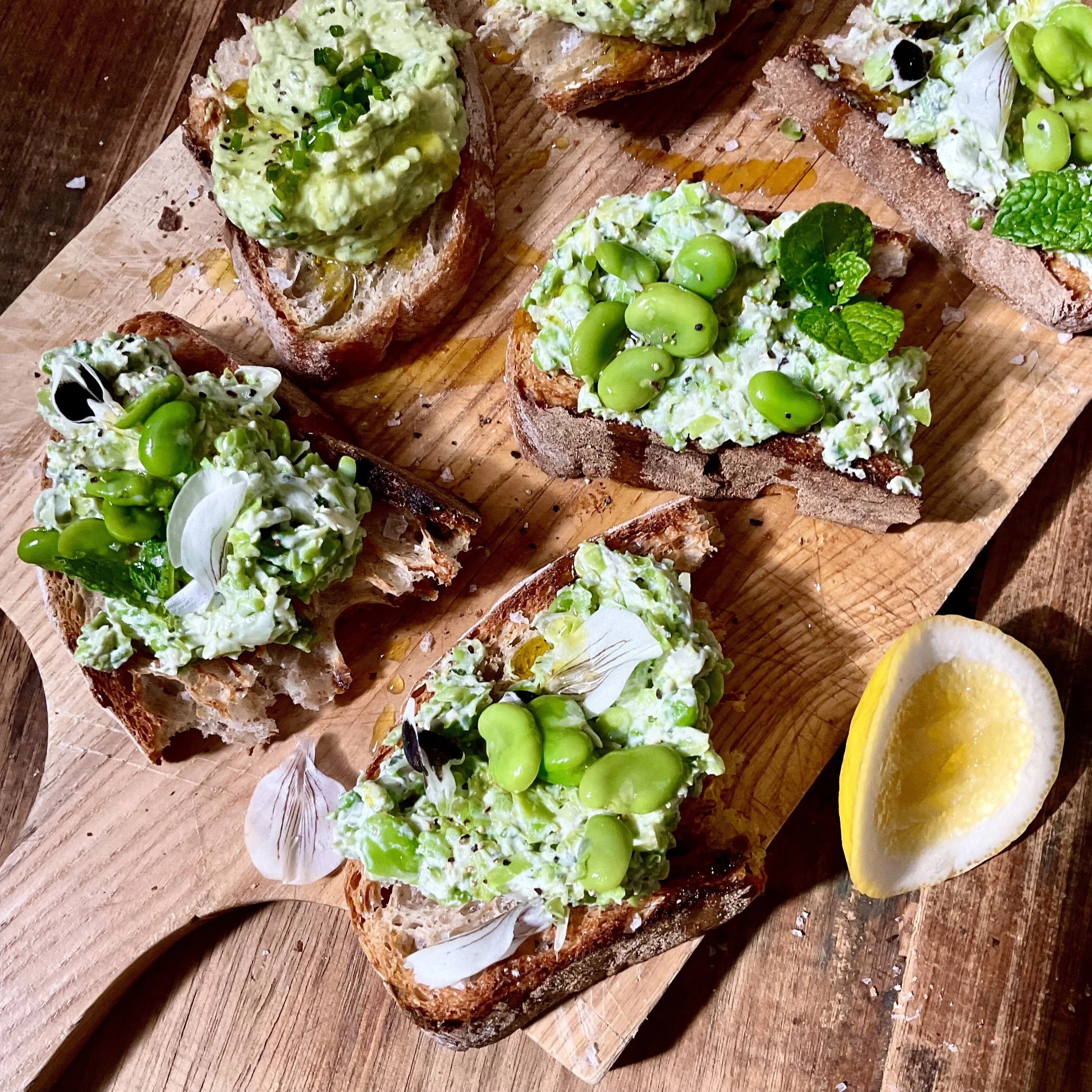 BROAD BEAN &amp; GOATS CHEESE CROSTINI 