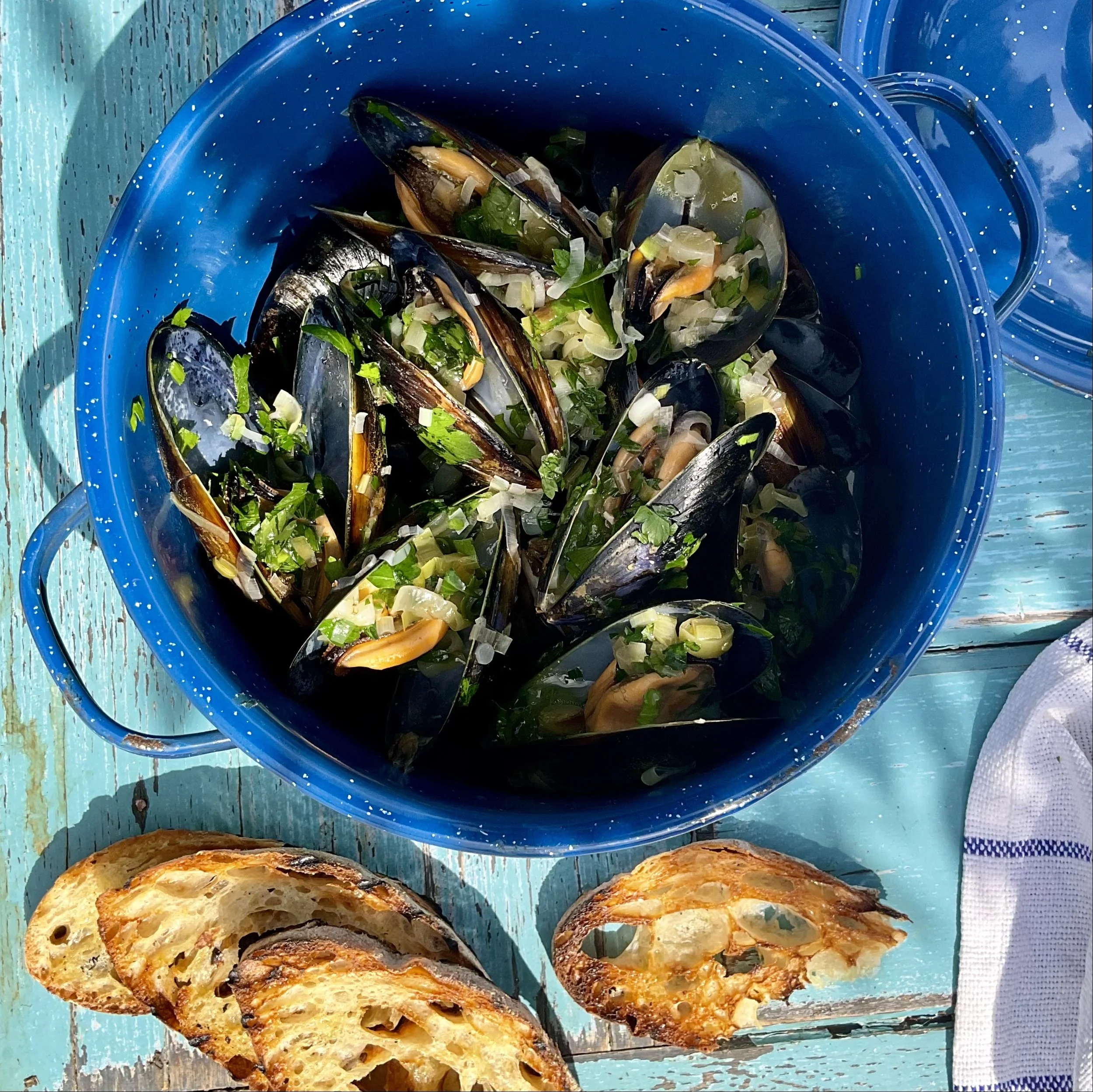 MUSSELS MARINERE WITH VERJUICE 