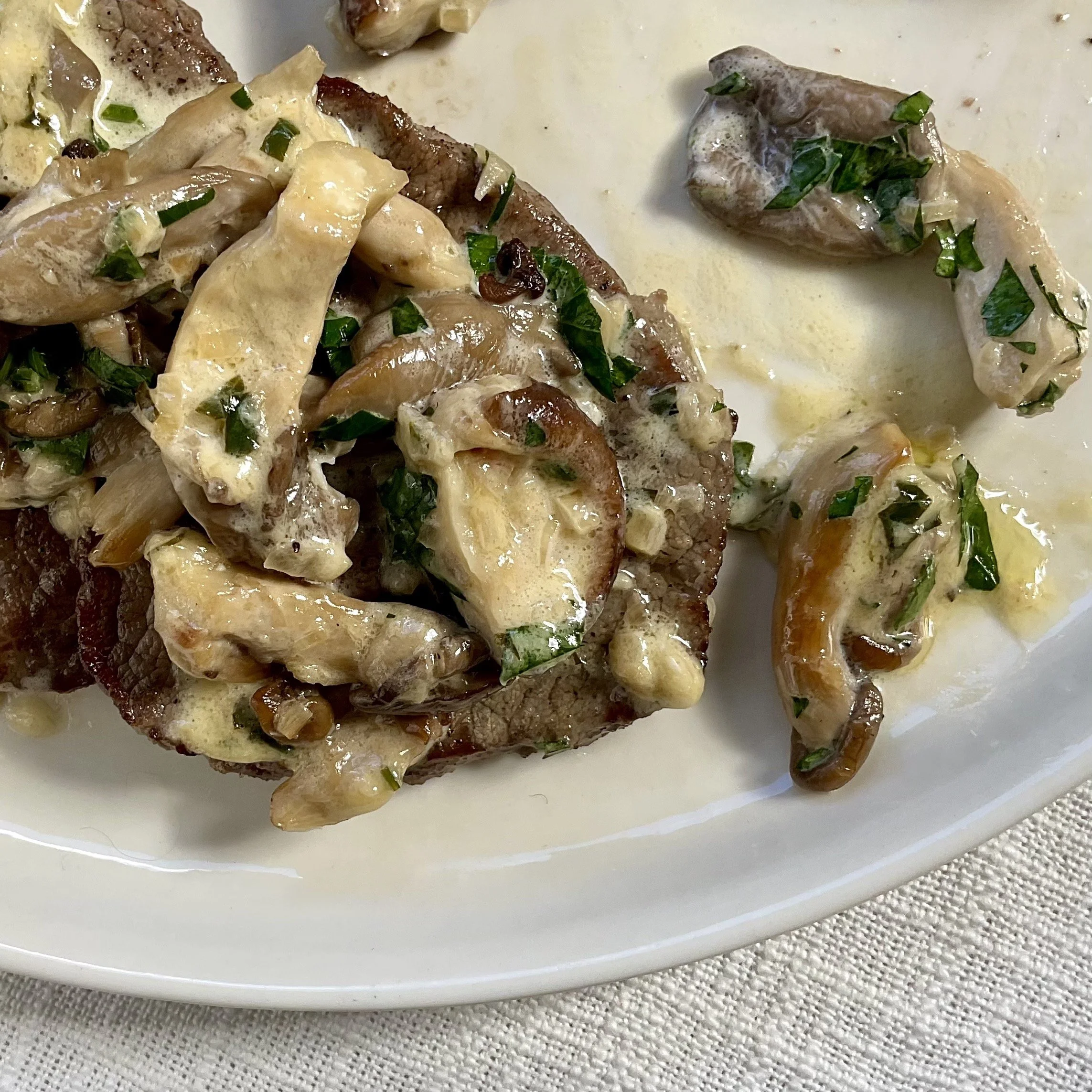 BEEF SCALLOPINI WITH MUSHROOM SAUCE 