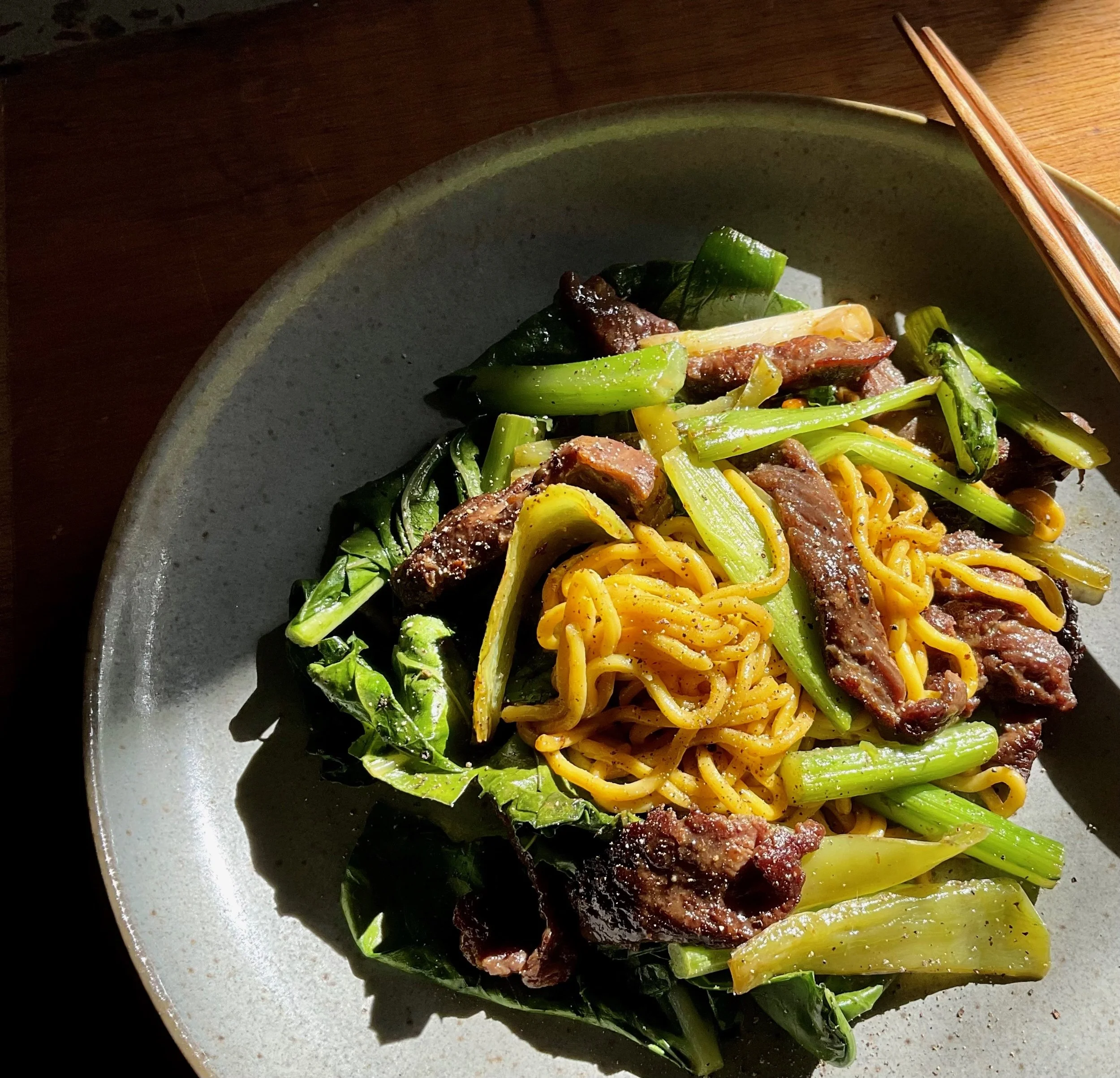 STIR FRIED BEEF, BLACK PEPPER, GREENS AND HOKKEIN NOODLES