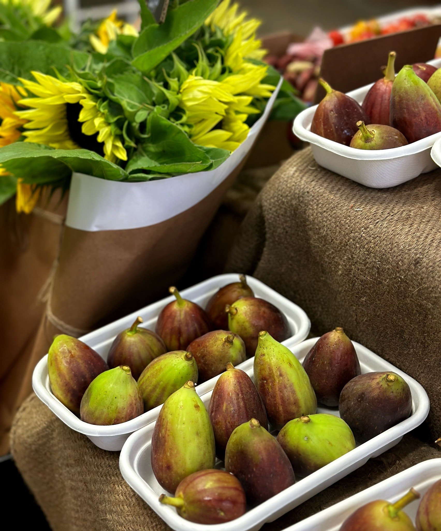 All sorts of beautiful Autumn vibes on this [quasi] long weekend 🍁 

Stunning produce like carrots, beets, figs, feijoas, late strawberries, heirloom pumpkins and brussel sprouts ❤️ Beautiful free range lamb and grass fed beef cuts including plenty 