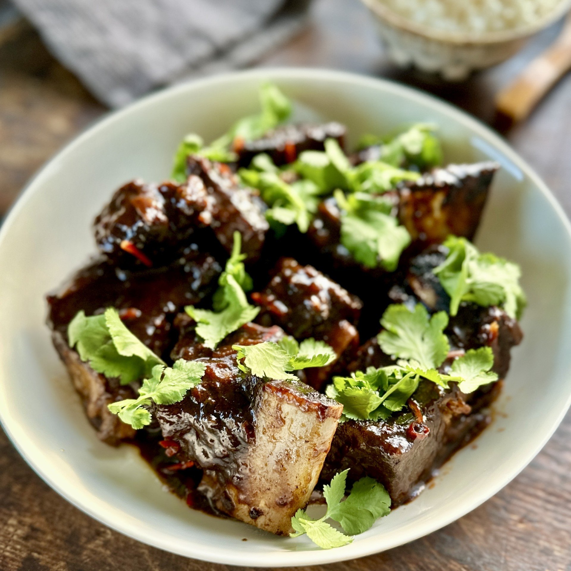 There's no denying it. It is absolutely slow cooking weather ❤️ And our grass fed beef short ribs are the ideal canditate 😉 

Asian rib recipes can get awfully complicated, but @fionahammondfood's dish uses ingredients that you're very likely to hav