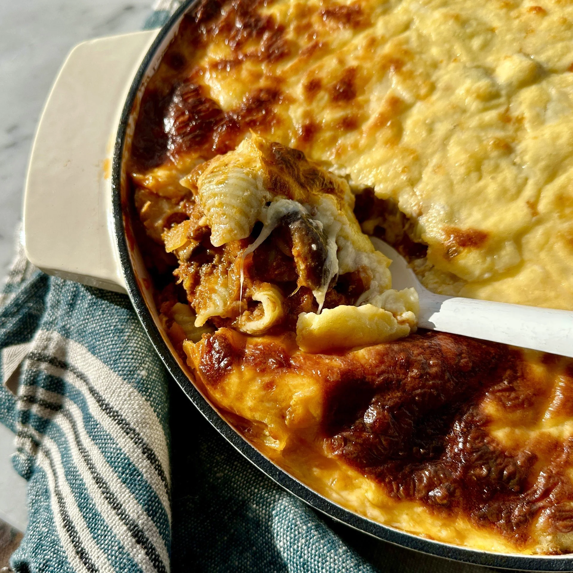 Incoming.... COMFORT FOOD ❤️ 

With a bout of cold weather on its way, it makes perfect sense that @fionahammondfood gives us recipe for her cheesy Grass Fed Beef Bolognese Pasta Bake 🥰 A one dish wonder that's guaranteed to please the whole fam. Ev