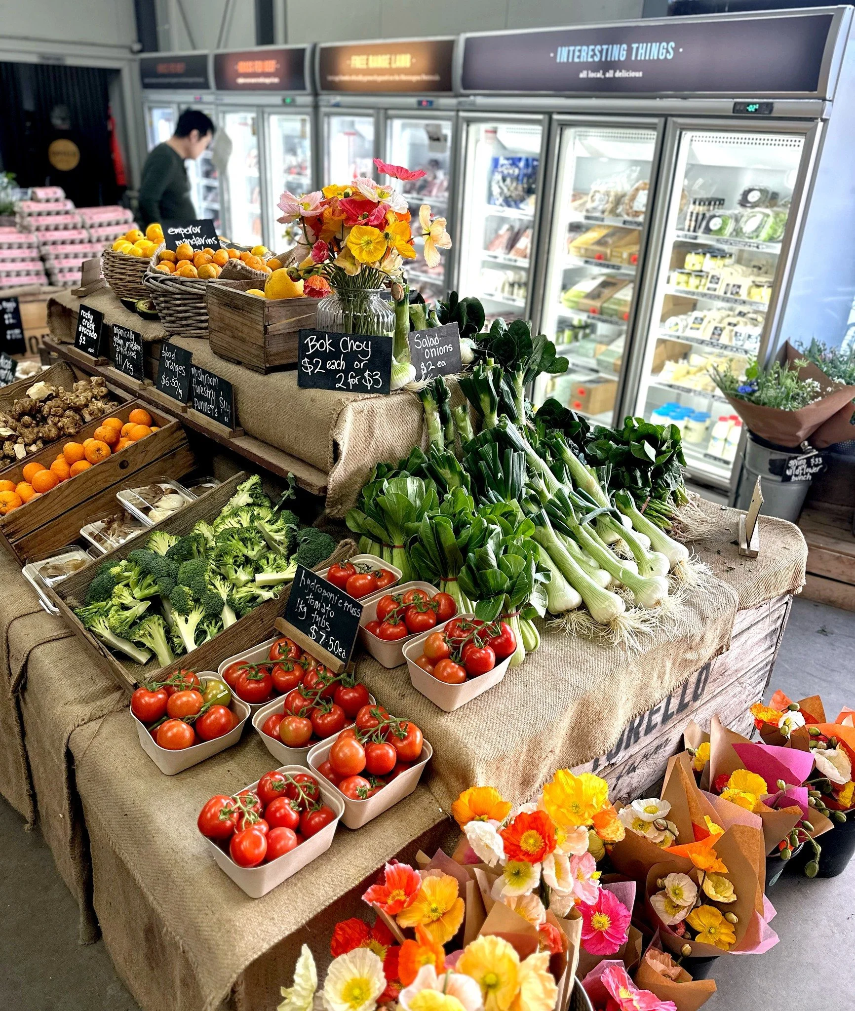 Check out the spring bling in the farm gate this weekend 🌈 

The local flower season has kicked into gear, which means we have exquisite bunches of poppies, sweet peas, paper daisies, wildflowers and ranunculus 🌸  Local farmers have delivered on gr