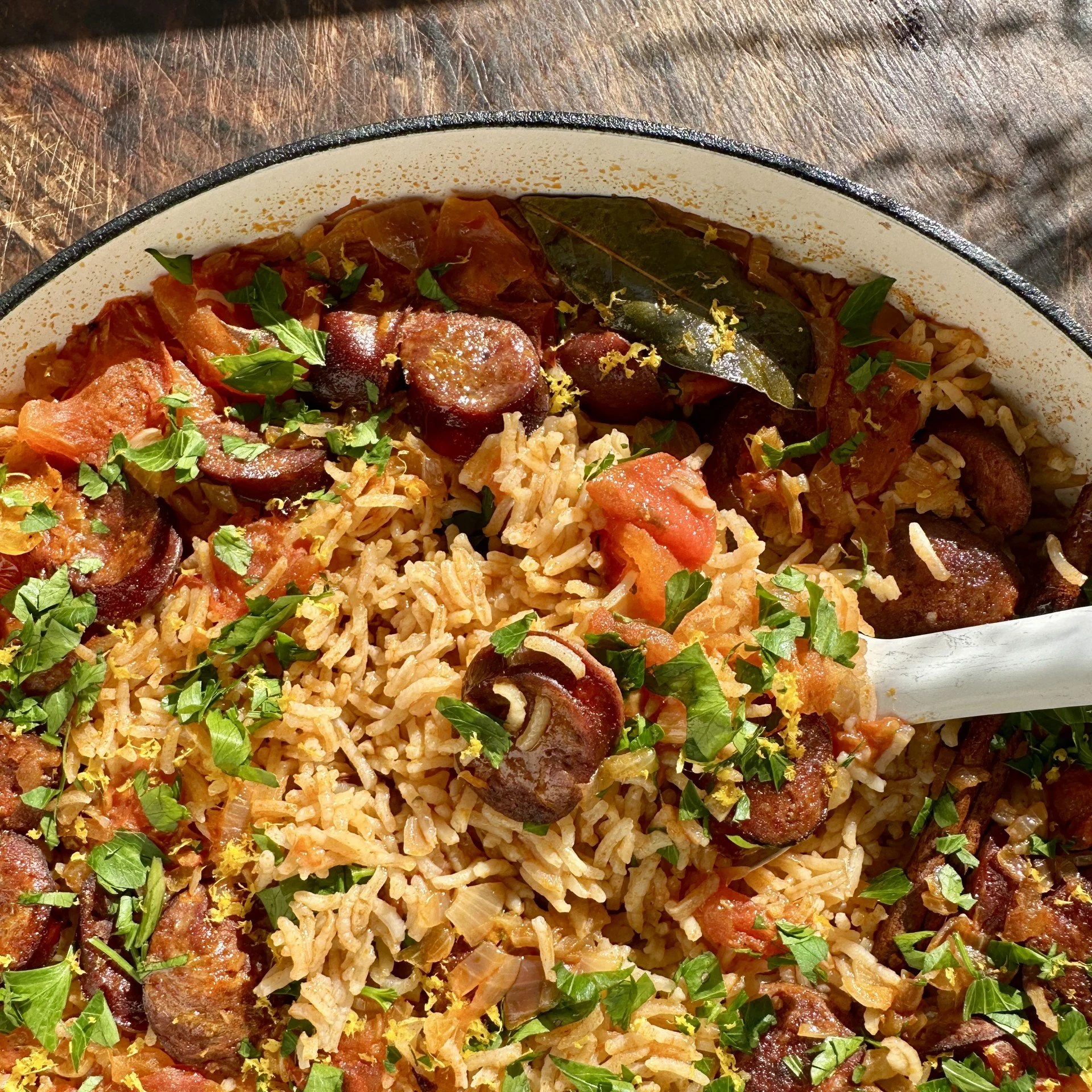 30-minute. One Pot. Winner Dinner ❤️ It's @fionahammondfood's Baked Rice with Smoked Beef Sausage 🙌 

The smokey, grass fed goodness from our smoked dolce beef sausages provides a great depth of flavour to the rice and, as Fiona suggests, you can cr