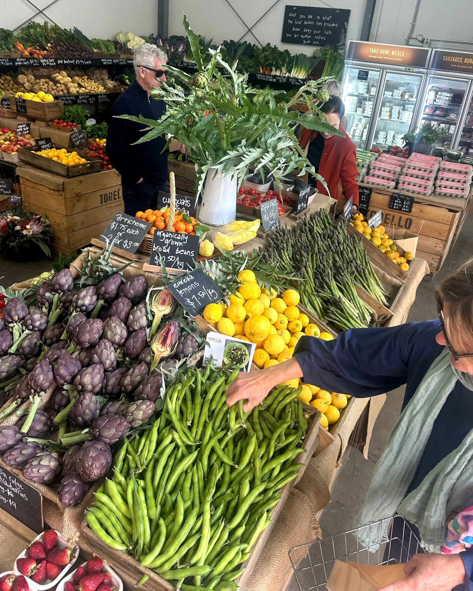 A great weekend for cooking up a spring storm 🌈
Globe artichokes, broad beans (and their tops), asparagus and spring garlic are all only here for a short, but good time, so make the most of them 🙌 Main Ridge strawberries are officially back, and e