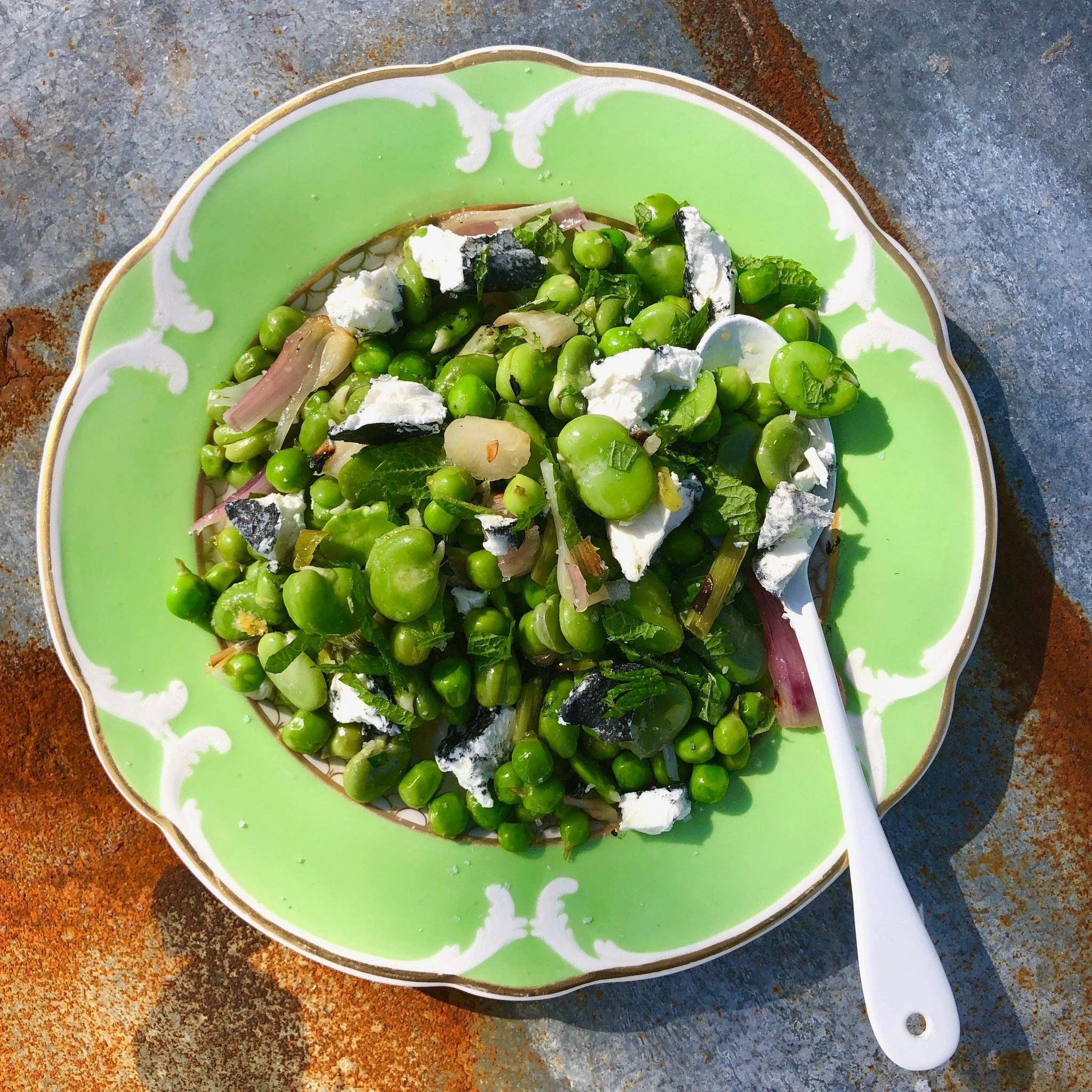 There are really very few vegetables that scream "spring" quite like broad beans. They are here for a very short, but delicious time ❤️
Ally from @gentle.harvest has just begun picking them from her plot at Torello and the young, early sea