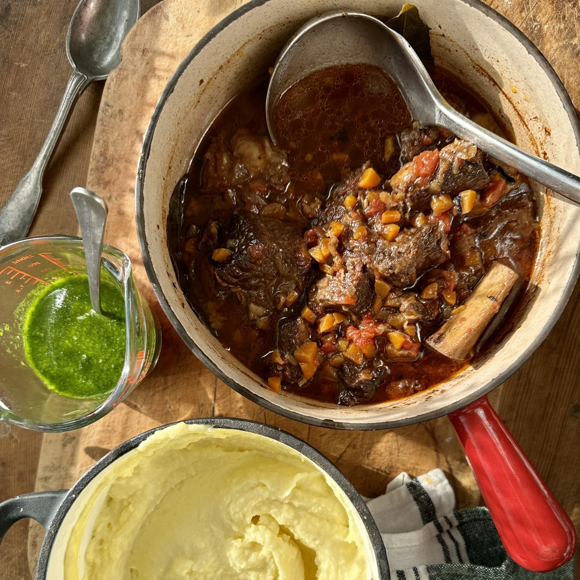 Spring is such a wild season. One moment it is pure sunshine, next minute it's raining. Not that we are complaining about the rain 🙏

You'd be right in thinking this @fionahammondfood recipe is one for winter, but looking at the forecast we reckon i