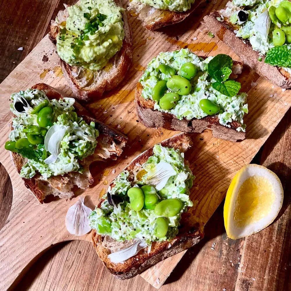 Tis the season to BRING A PLATE so allow @fionahammondfood to help you with the menu ❤️ These produce driven recipes are a cinch to make and will certainly please the crowds 🙌

1. Broad Beans with Goats Cheese Crostini
2. Scored &amp; Roasted Creamy