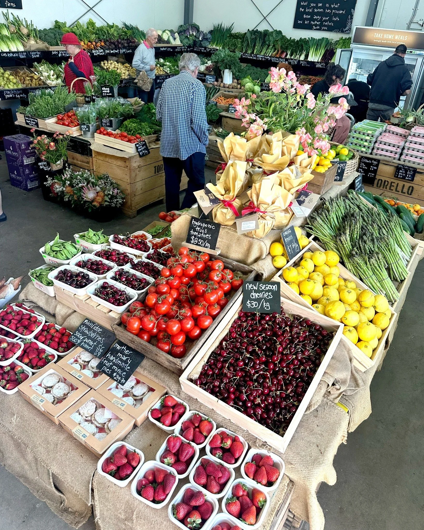 Summer signs all over the farm gate 🌈 Cherry season is in full swing, strawberries are eating a treat, plenty of beautiful avocados, first sightings of beans, zucchinis and cucumbers 🙌 The flower fields around Torello are blooming with organically 