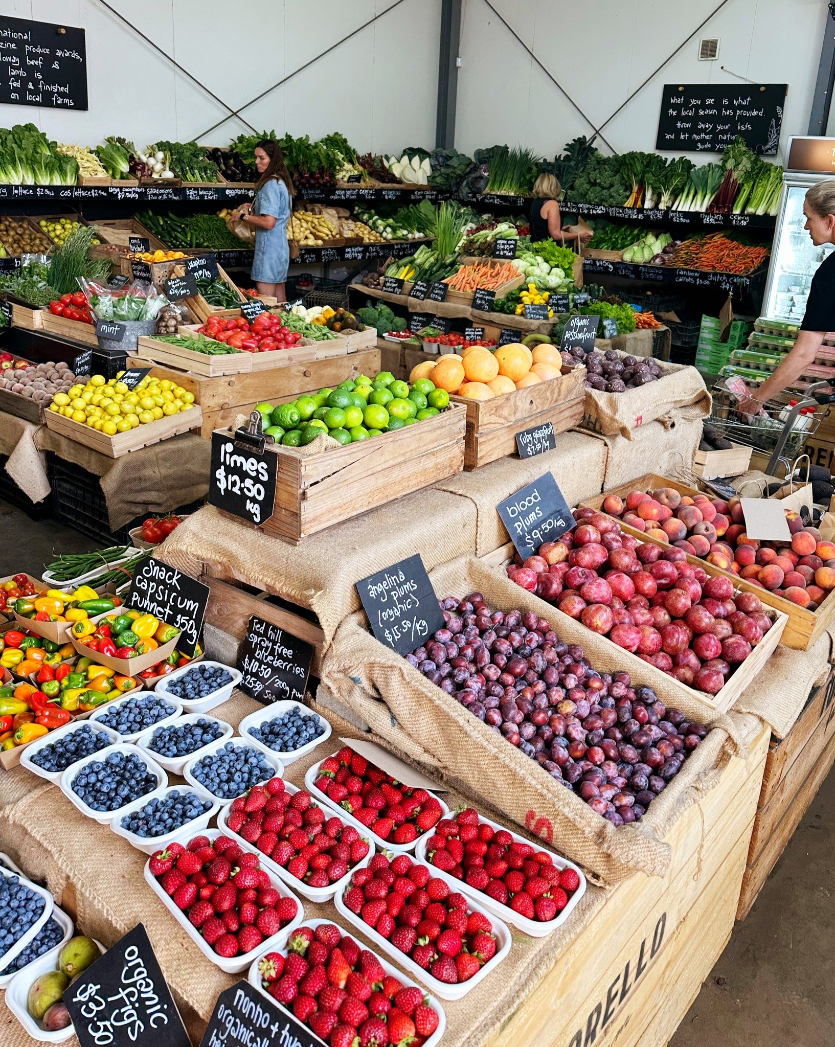 It's the loooong weekend folks, and we are so ready for you 🌈 In the farm gate sun-kissed summer produce is still going strong, while the first hints of autumn are also making an appearance. Think juicy tomatoes, glossy eggplant and capsicum, sweet,