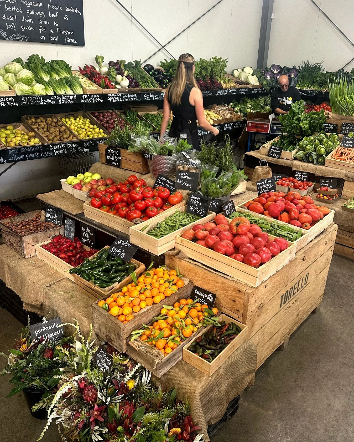 So much goodness this weekend, but let's cut to the highlights ❤️❤️❤️ 

Tomatoes, tomatoes, tomatoes, chillies, beans, figs, strawberries, eggplant, corn, tomatillos, zucchini, squash and new season apples and pears 🌈 

Hot cross buns are ON. The me