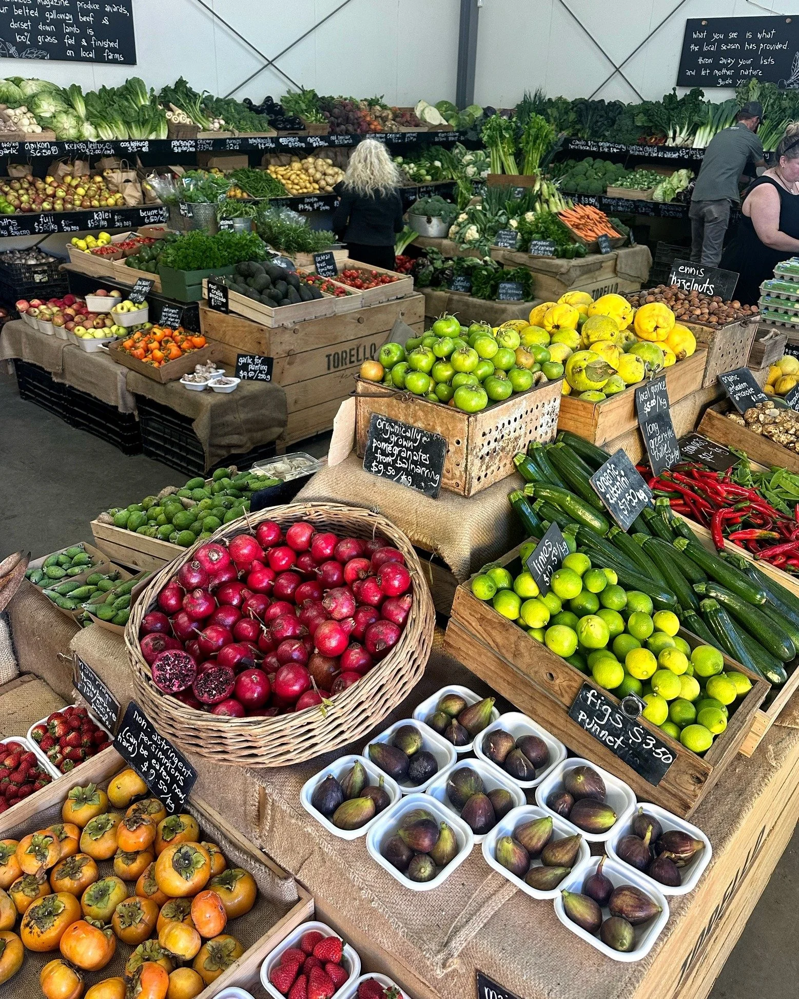 Hey, hey it's Saturday in autumn ❤️ What does that mean in the farm gate? Persimmons, figs, feijoas, apples, pears, rapini, chicory, pomegranates, carrots, avocados, pumpkins, silverbeet, rainbow chard, broccoli, cauliflower, limes, quince and late, 