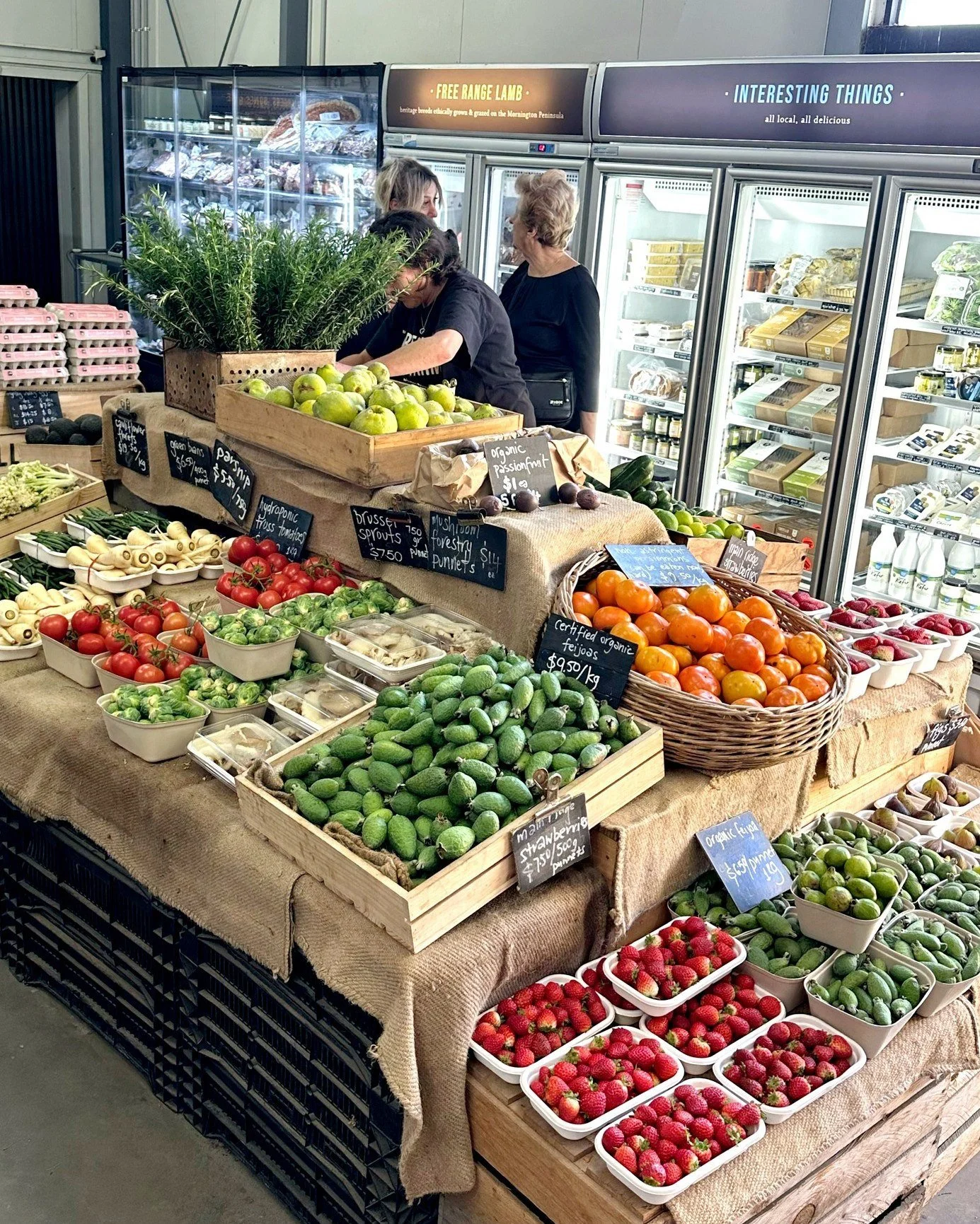 Late autumn is looking simply magnificent in the farm gate 🌈 

Weekend highlights include chestnuts, feijoas, great value cauliflowers, brussels sprouts, radicchio, figs, persimmons, rapini, quince, chicory, apples, pears and nutritious leafy greens
