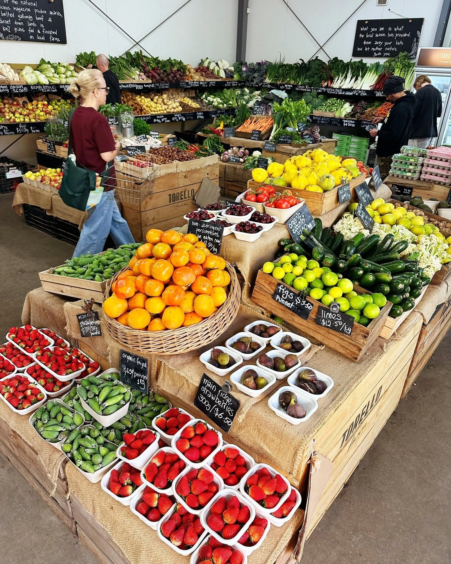 Eat that rainbow folks 🌈 

Highlights include stunning cauliflowers and broccoli that's amazing value, persimmons, laaaaate season figs and strawberries, quince, magnificent leafy greens, chestnuts and hazelnuts, feijoas, apples, pears, chillies, go