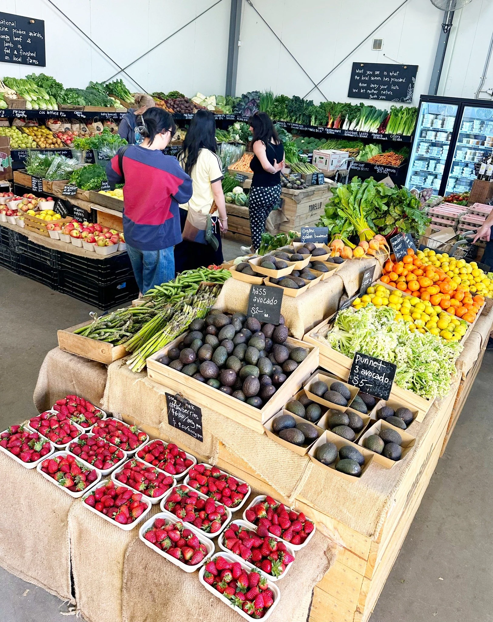 Happy Saturday folks. We have plenty of things to get excited about in the farm gate this weekend 🥰

Salad onions have made an appearance. Strawberry supply is kicking in. Asparagus continues to be plentiful and delicious. The broad bean season is r