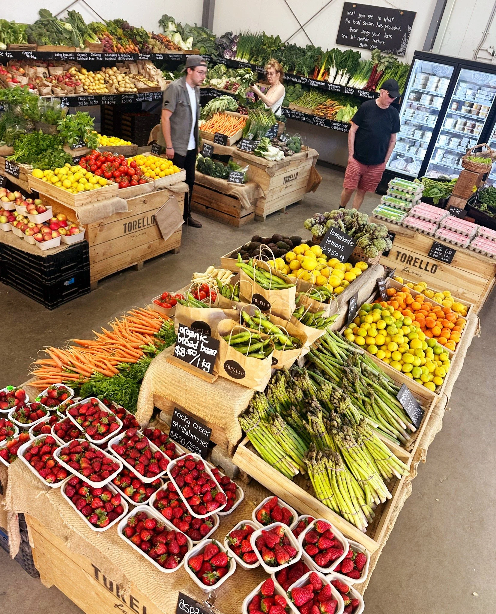 The farm gate is absolutely bursting with spring things 🥰 

From strawberries and salad onions to broad beans, spring garlic, asparagus, artichokes, pasture raised eggs and salad greens 🌈 Don't miss the great special on bunches of dutch carrots and