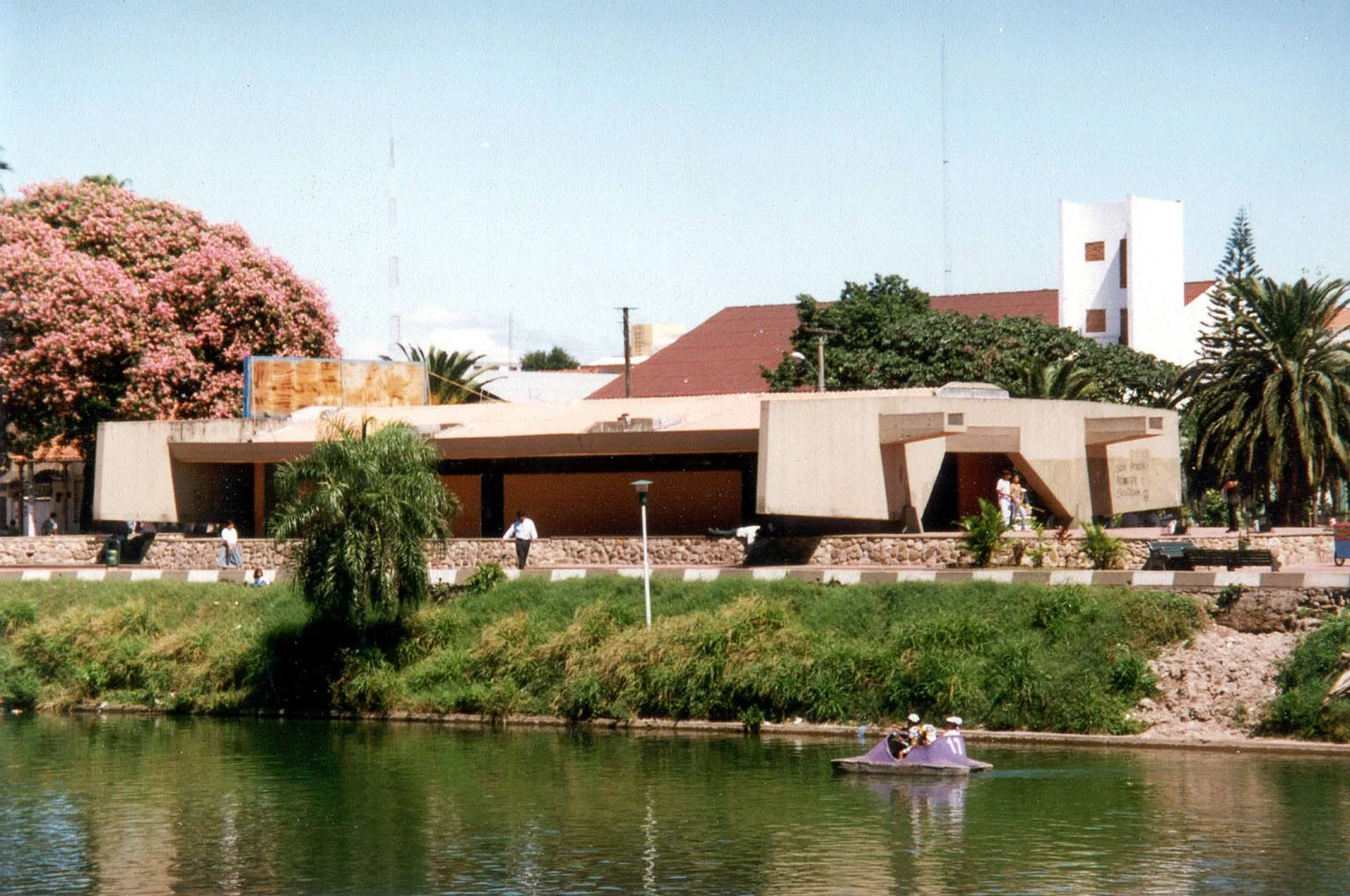 Restaurante del Parque El Arenal, 1970. Diseño de Sergio Antelo Gutiérrez. Foto: Victor Hugo Limpias. Fue demolido varios años atrás