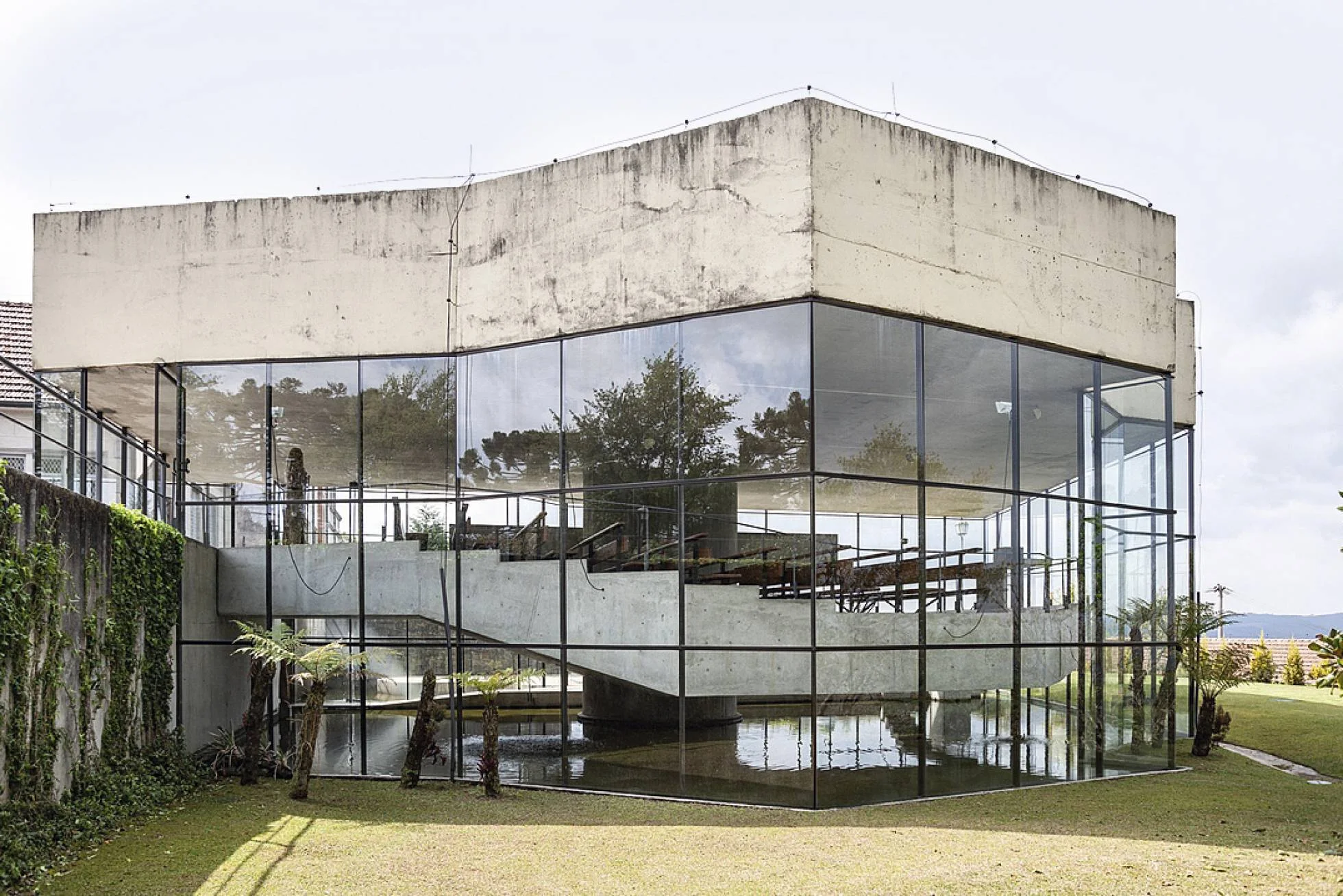La capilla de San Pedro (1987) en Campos de Jordão. Ruy Teixeira