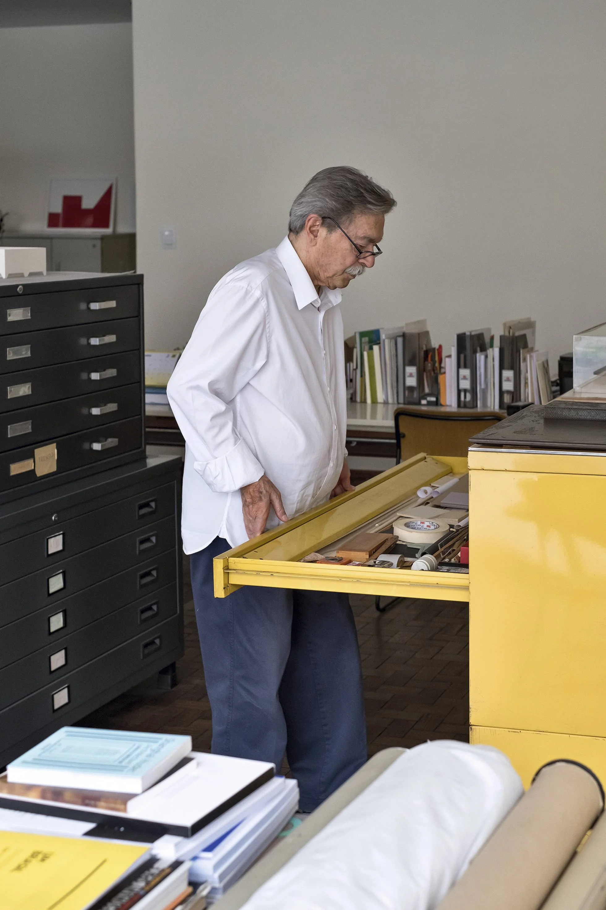Paulo Mendes da Rocha, fotografiado para ICON DESIGN en su estudio de São Paulo. Ruy Teixeira