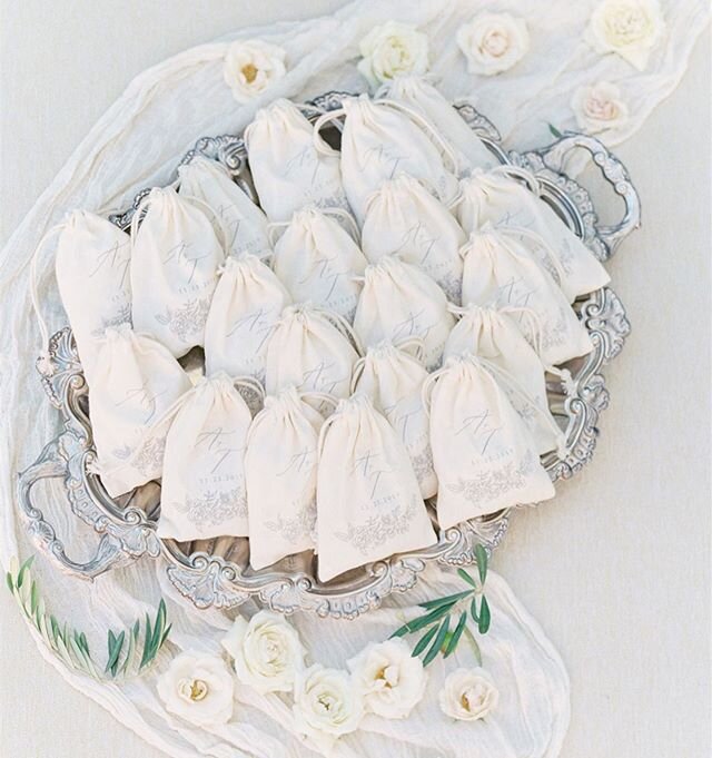 Linen favor bags were one of my favorite touches of T&amp;A&rsquo;s wedding.
In the past, we have worked with brides to create small drawstring bags for petals, and even cookies! For this wedding in particular, the wedding planner herself was the bri