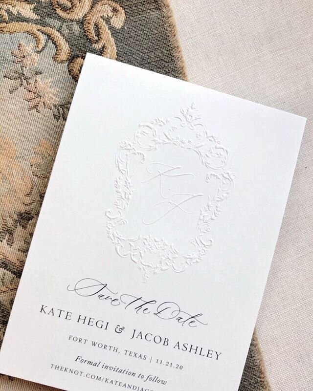 Regal, yet feminine. ✨
Hand-illustrated crest then blind embossed for the most luxurious save the dates. Can&rsquo;t wait for K+J&rsquo;s full suite!