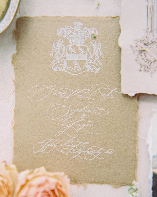 Paper that tells a story . . . ✨

Woodbine Mansion Wedding Artists

Photography Hostess: @jennamcelroyphoto
Creative Director &amp; Stylist: @dropsofhonedesigns
Venue: @woodbinemansion
Florals: @clemetine.botanical.art
Make Up &amp; Hair: @makenzilai