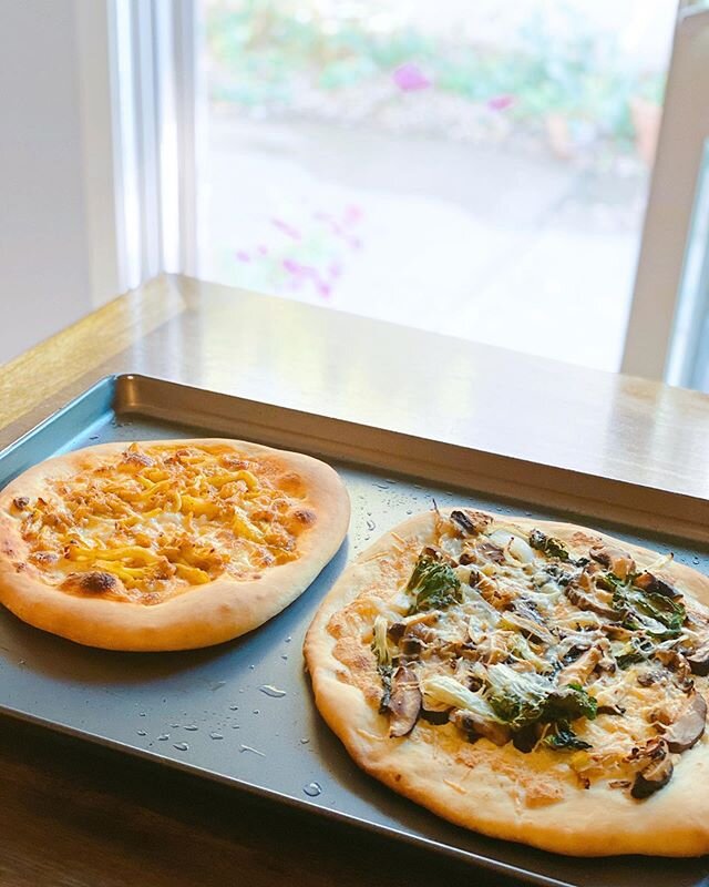 WFH meals, #meatlessmonday edition 🥗 My fam and I have been cutting meat from our meals at least once a week, and had some fun getting creative. Here&rsquo;s what we came up with:

1) Veggie pizzas - buffalo cauliflower and shiitake + bok choy
2) Ko