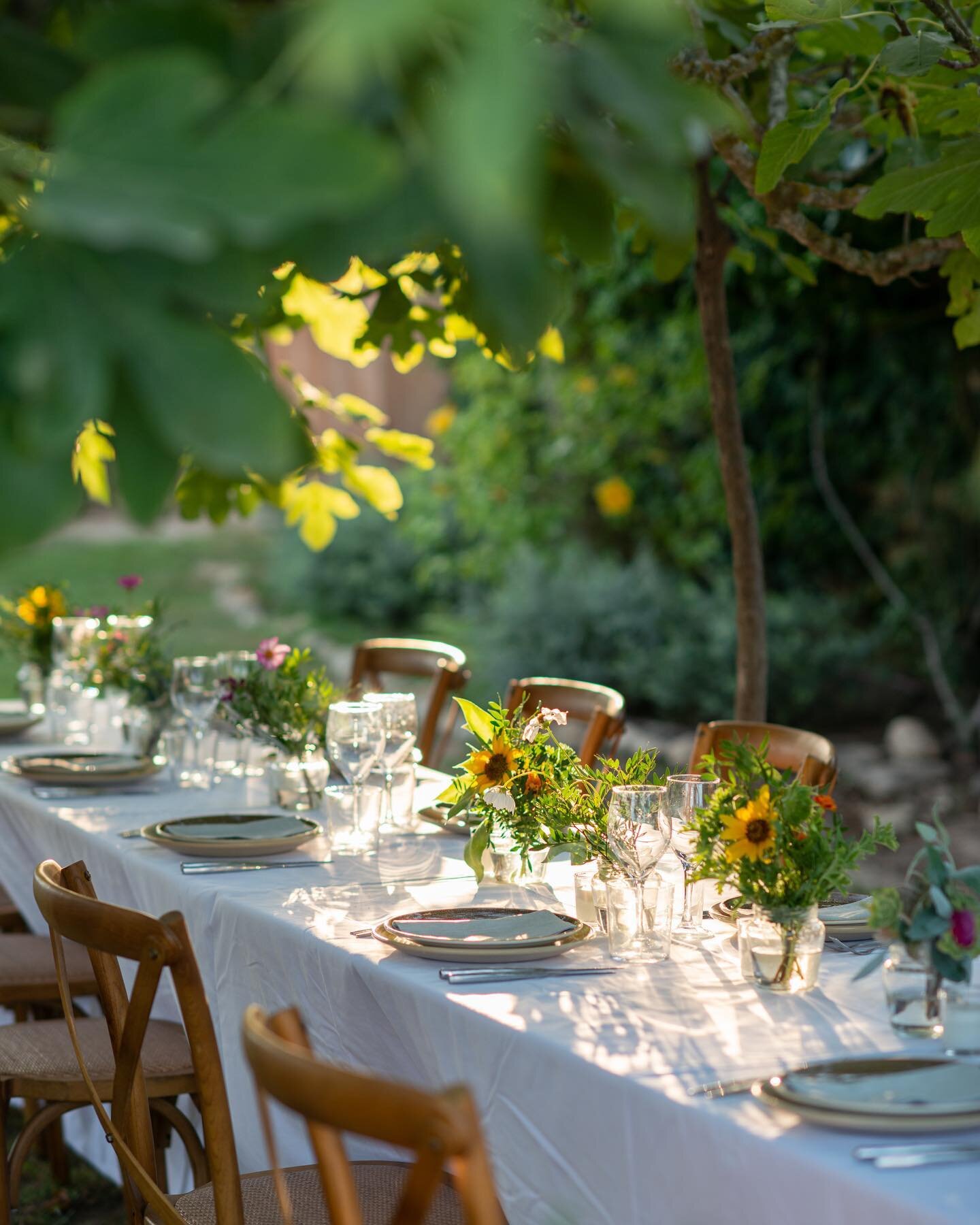 Thank you @gypsywestwoodphotography for the stunning photos of Sunday&rsquo;s Supper Club at the most gorgeous of settings @canquince 

💐Table decor by local flower artist Ani @templeofbloom who grows her own flowers here in Ibiza, so they are super