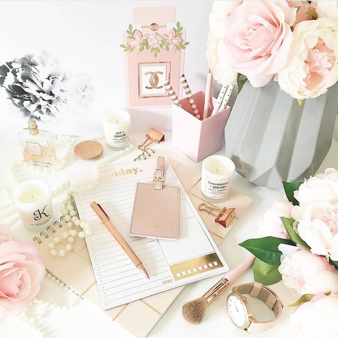 Congratulations to our most recent winner @casacreativity who styled up this beautiful image for the "on the desk" theme. A well deserved win! You desk is about to be filled with even more goodies thanks to @notestoselfnz.