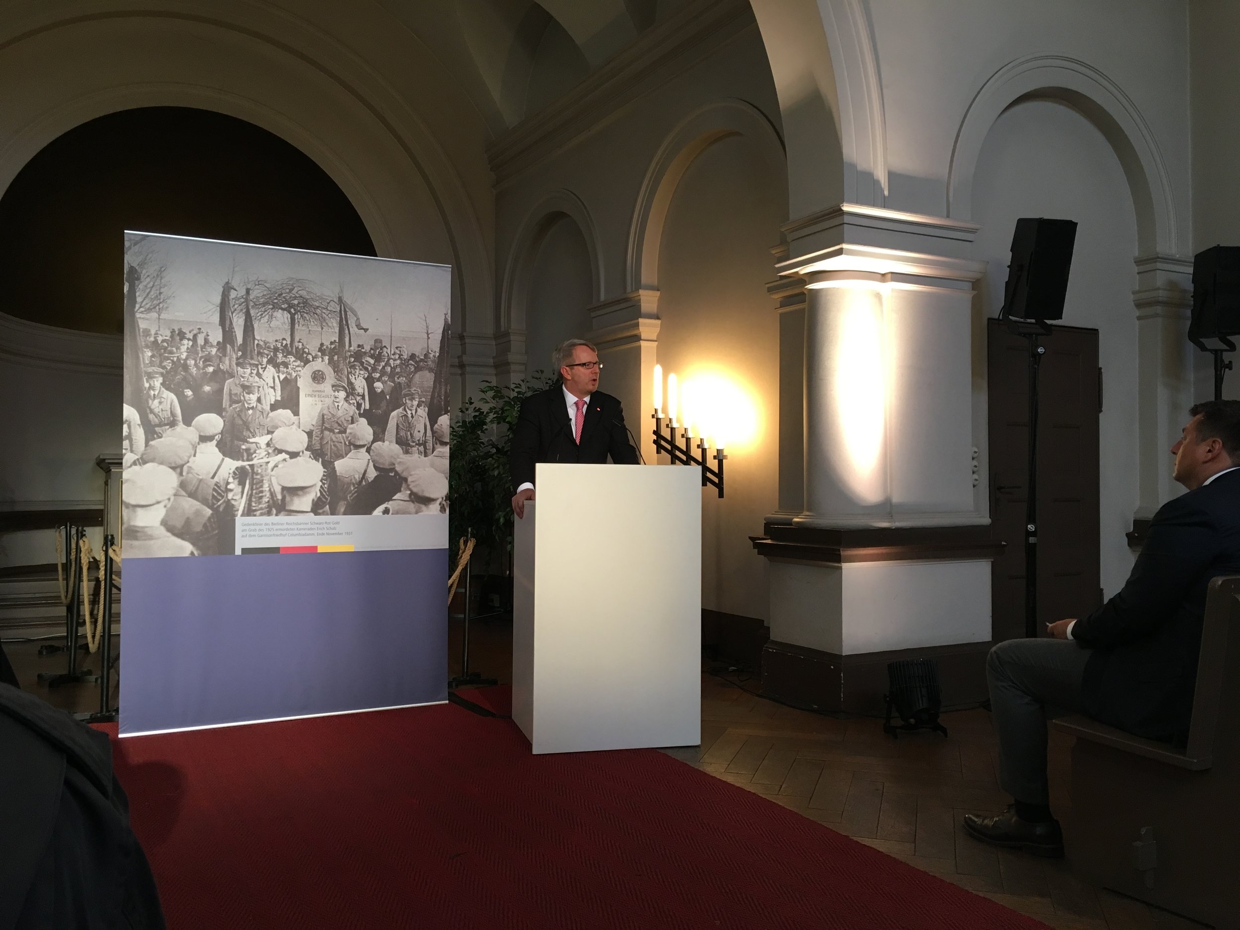 Gedenkveranstaltung anlässlich der Ermordung Erich Schulz’ auf dem Friedhof am Berliner Columbiadamm mit Reichsbanner-Vorsitzenden, MdB und Sprecher des Seeheimer Kreises Johannes Kahrs.