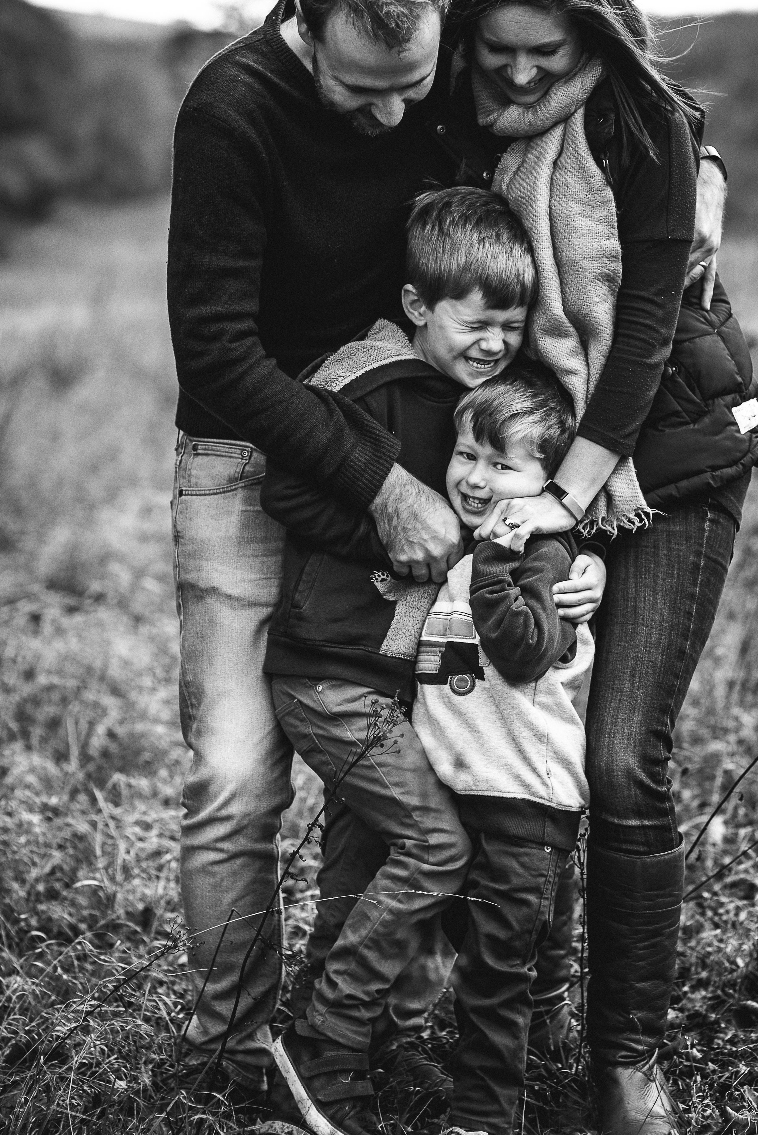 Family of four outdoor photoshoot in field Gloucestershire.jpg