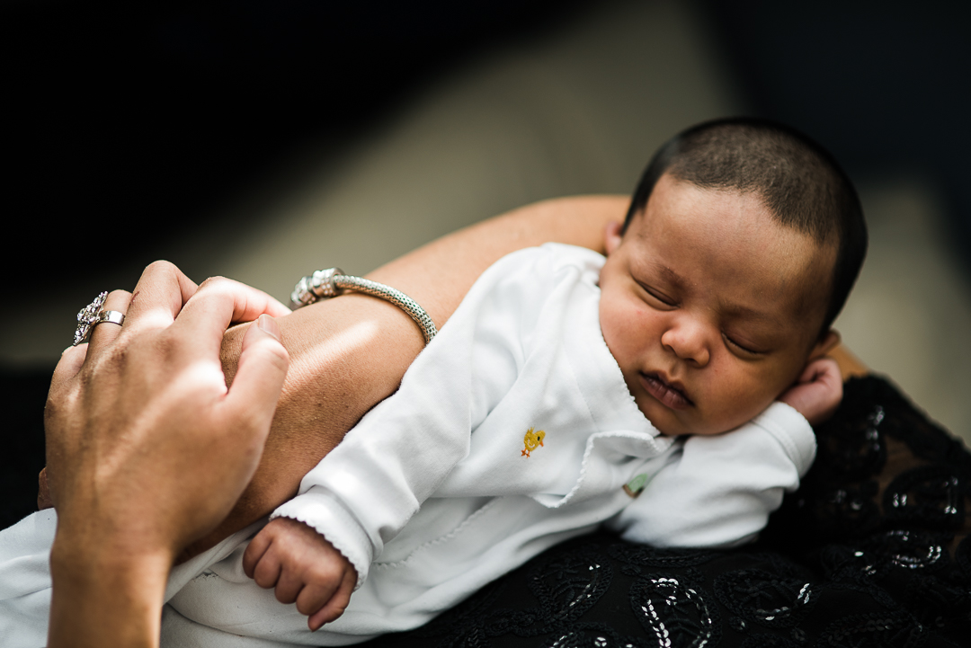Newborn with Mother on Bed in home photoshoot Cheltenham Photographer Chui-5035.jpg