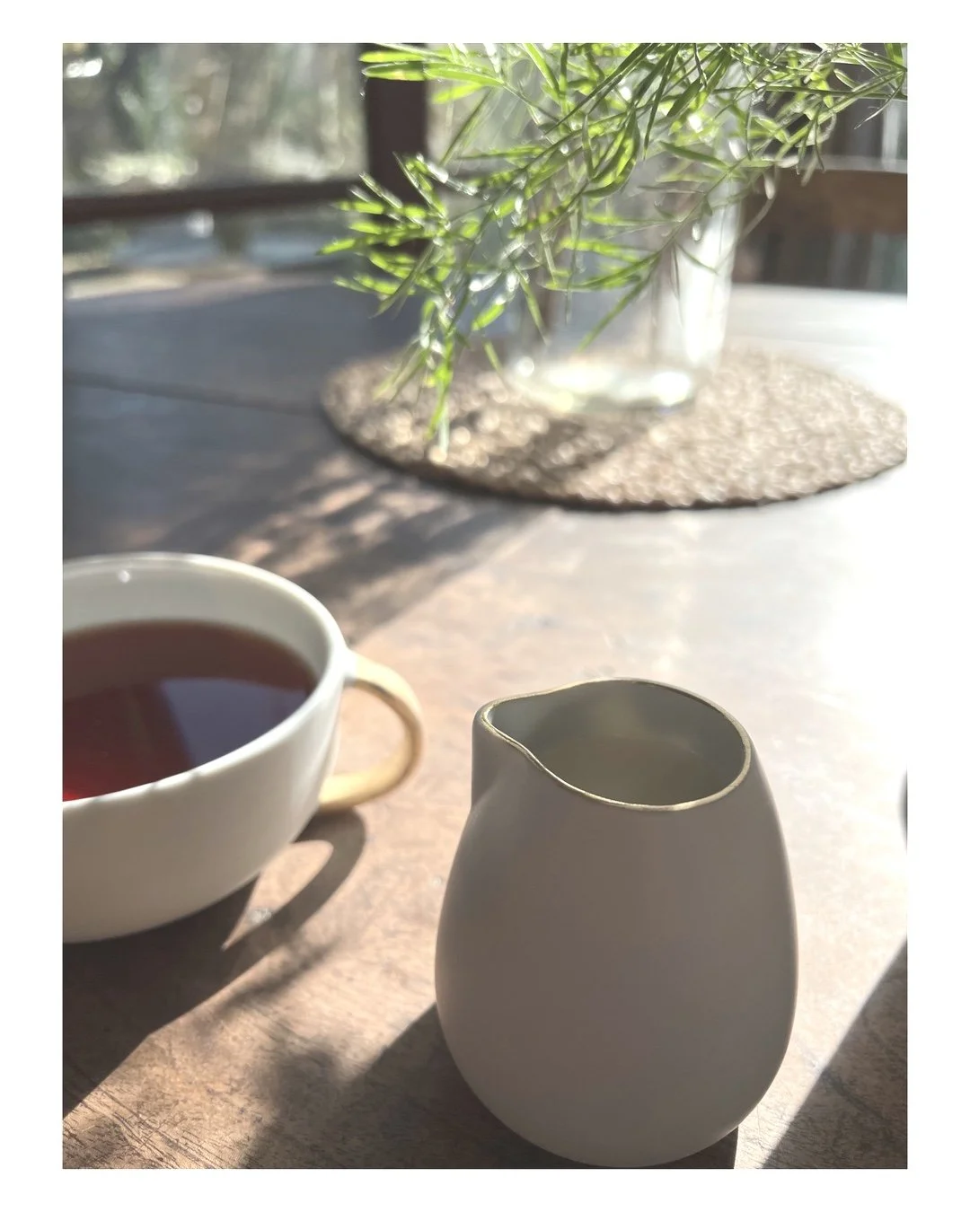 Did you know we can add gold if you are needing a little sparkle. The gold can be added to rims, handles and even little spoon tips, a super sweet little detail. 
.
These photos were taken a couple of years ago at the beautiful @batmanssummerhouse, a